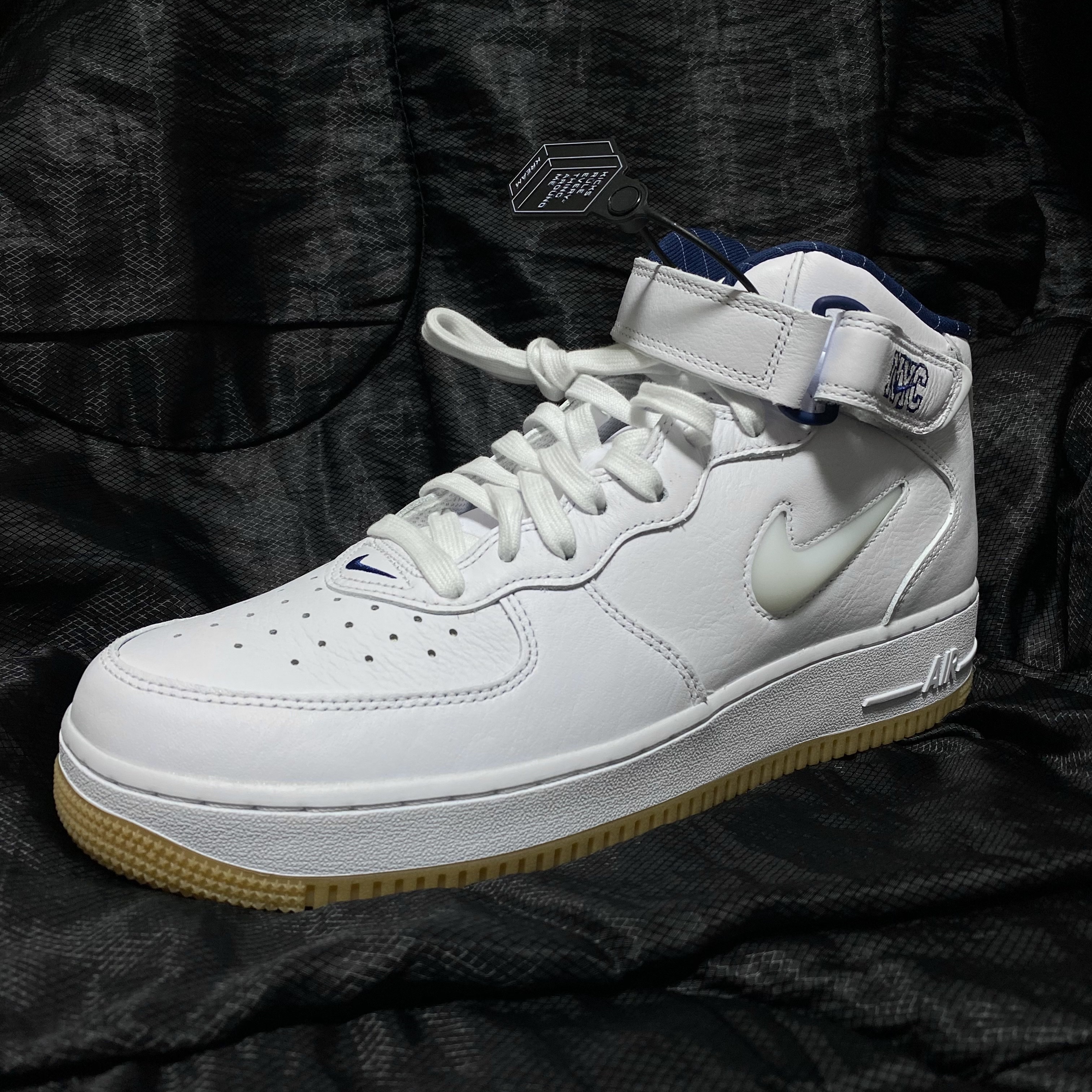 Nike Air Force 1 Mid QS NYC White Midnight Navy 착용 스타일