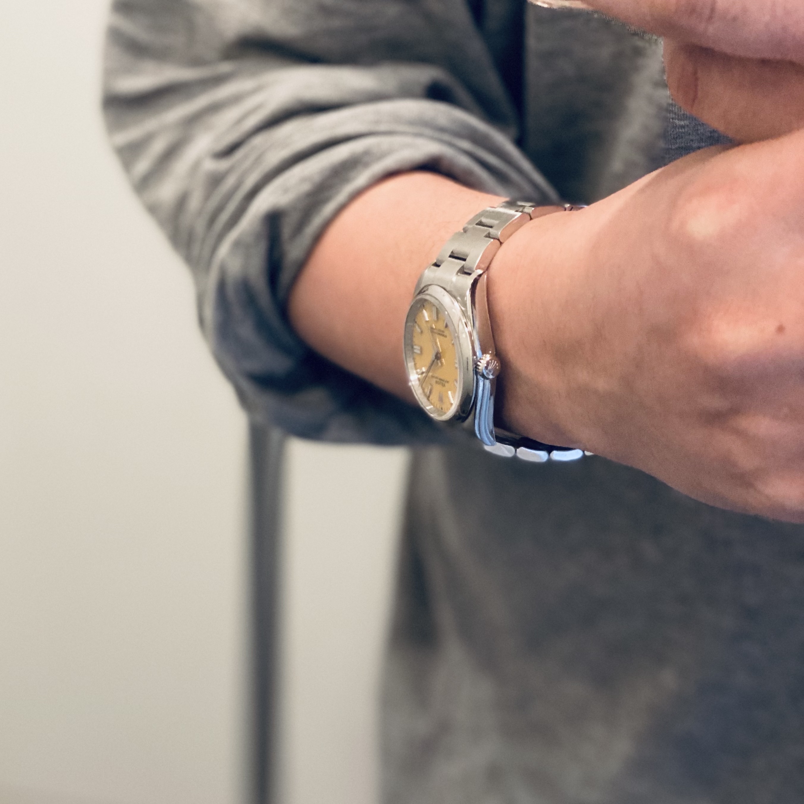 Rolex Oyster Perpetual 36mm 126000 Yellow Oyster 착용 스타일 - 4