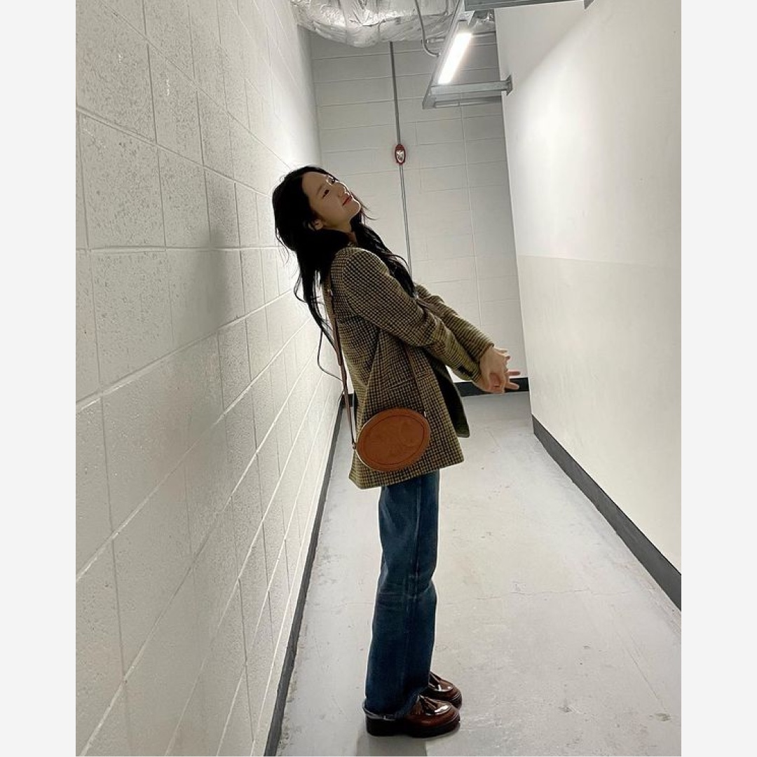 Celine Crossbody Oval Purse Cuir Triomphe in Smooth Calfskin Tan 착용 스타일 - 3