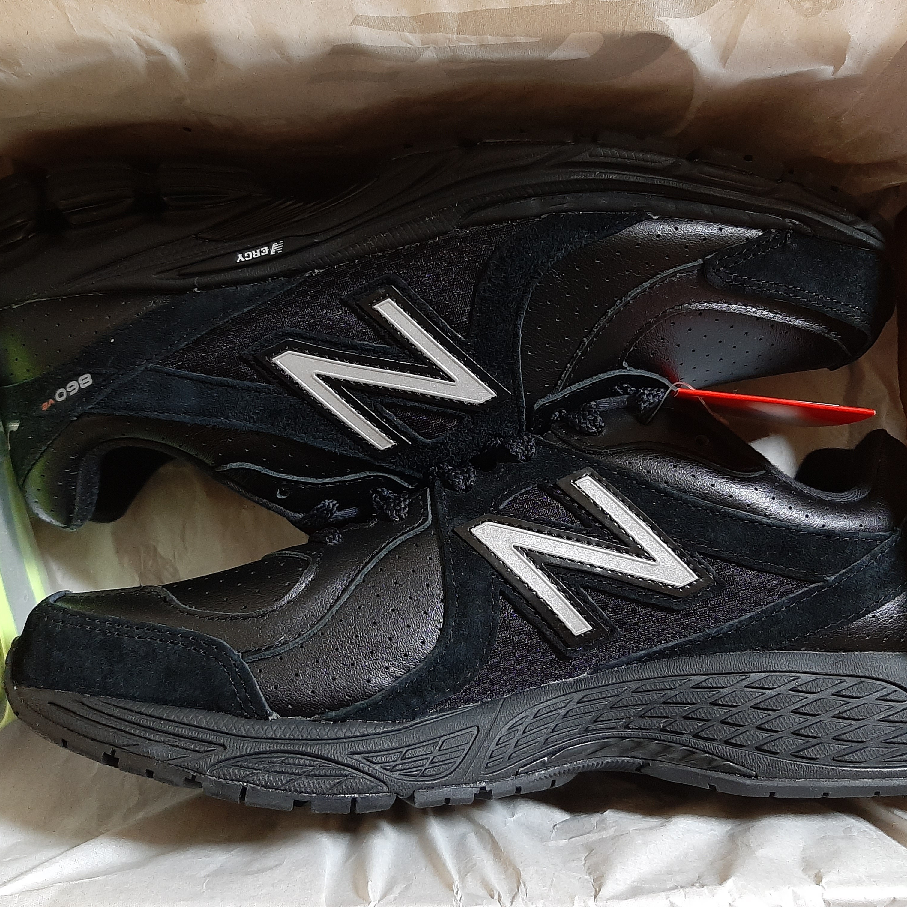 New Balance x Thisisneverthat 860v2 Black 착용 스타일 - 3