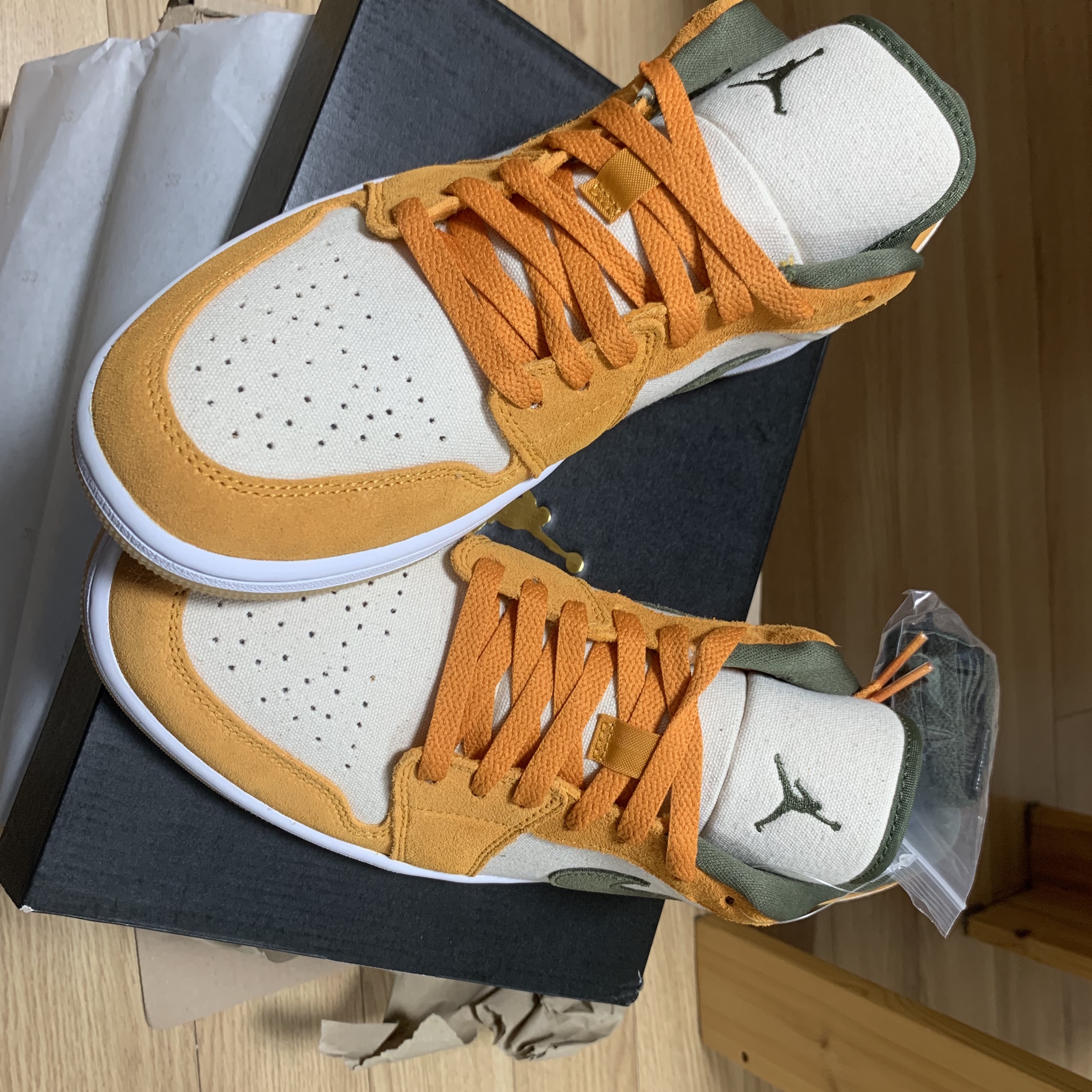 Jordan 1 Low SE Light Curry 착용 스타일 - 2