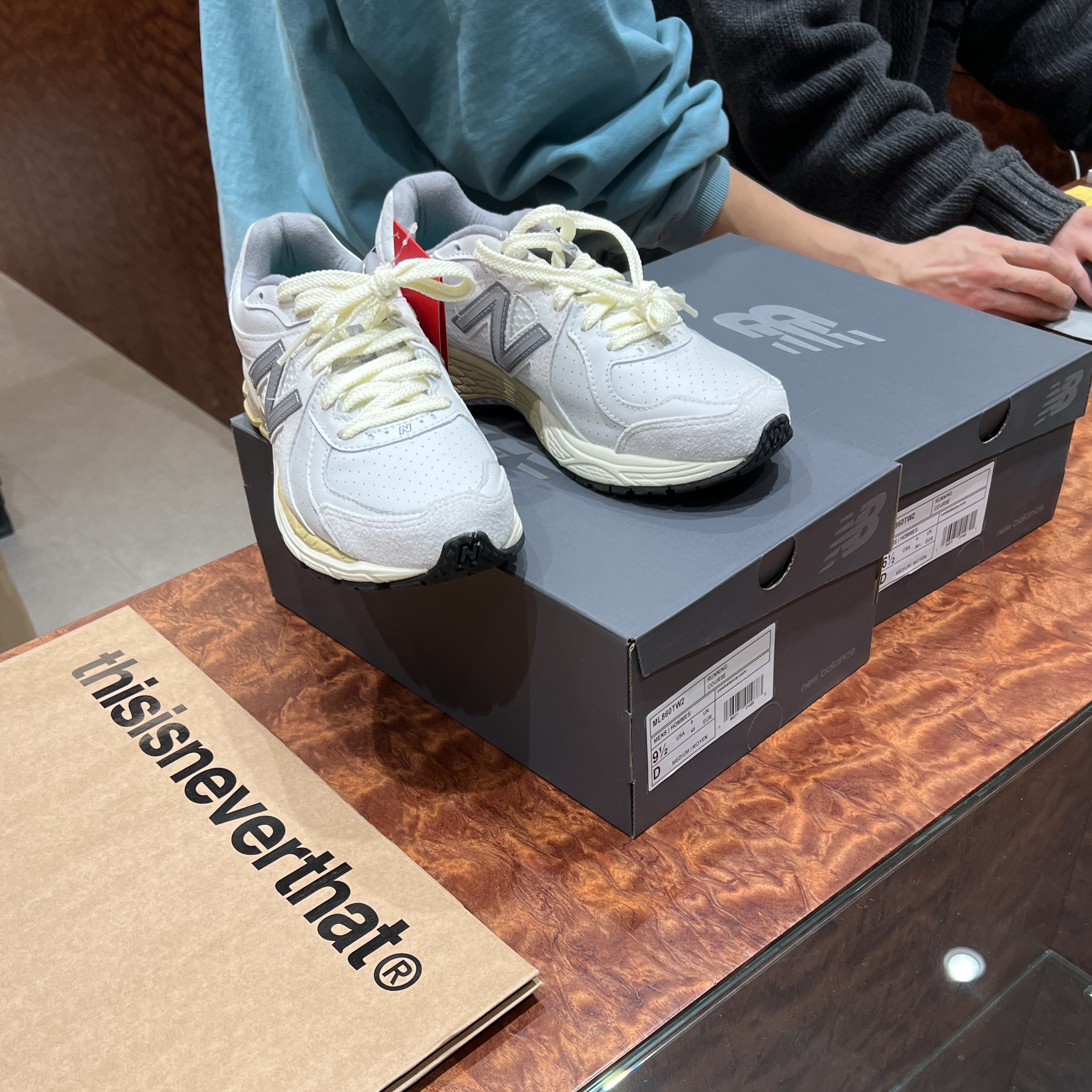 New Balance x Thisisneverthat 860v2 White 착용 스타일 - 2