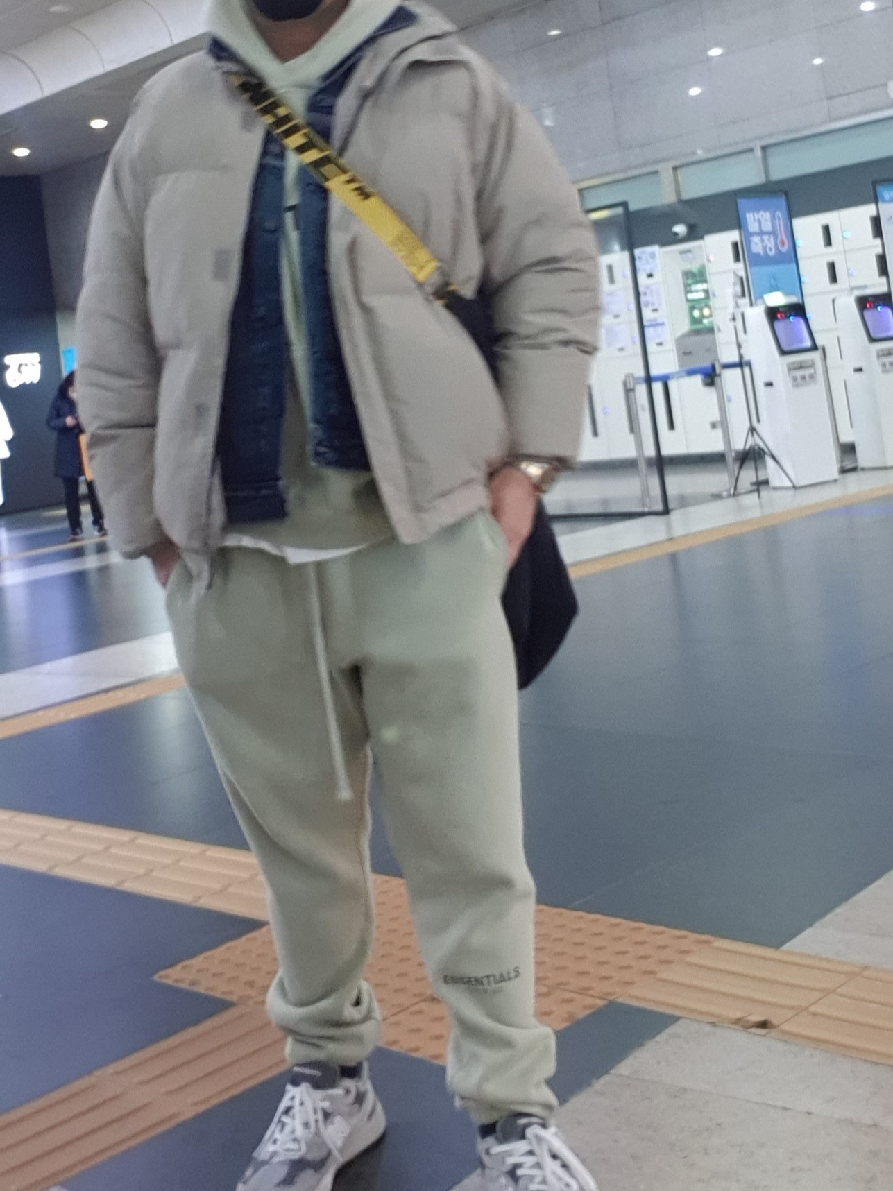 Essentials 3D Silicon Applique Pullover Hoodie Alfafa Sage - 20FW, Essentials Sweatpants Alfafa Sage - 20FW 착용 스타일 - 3