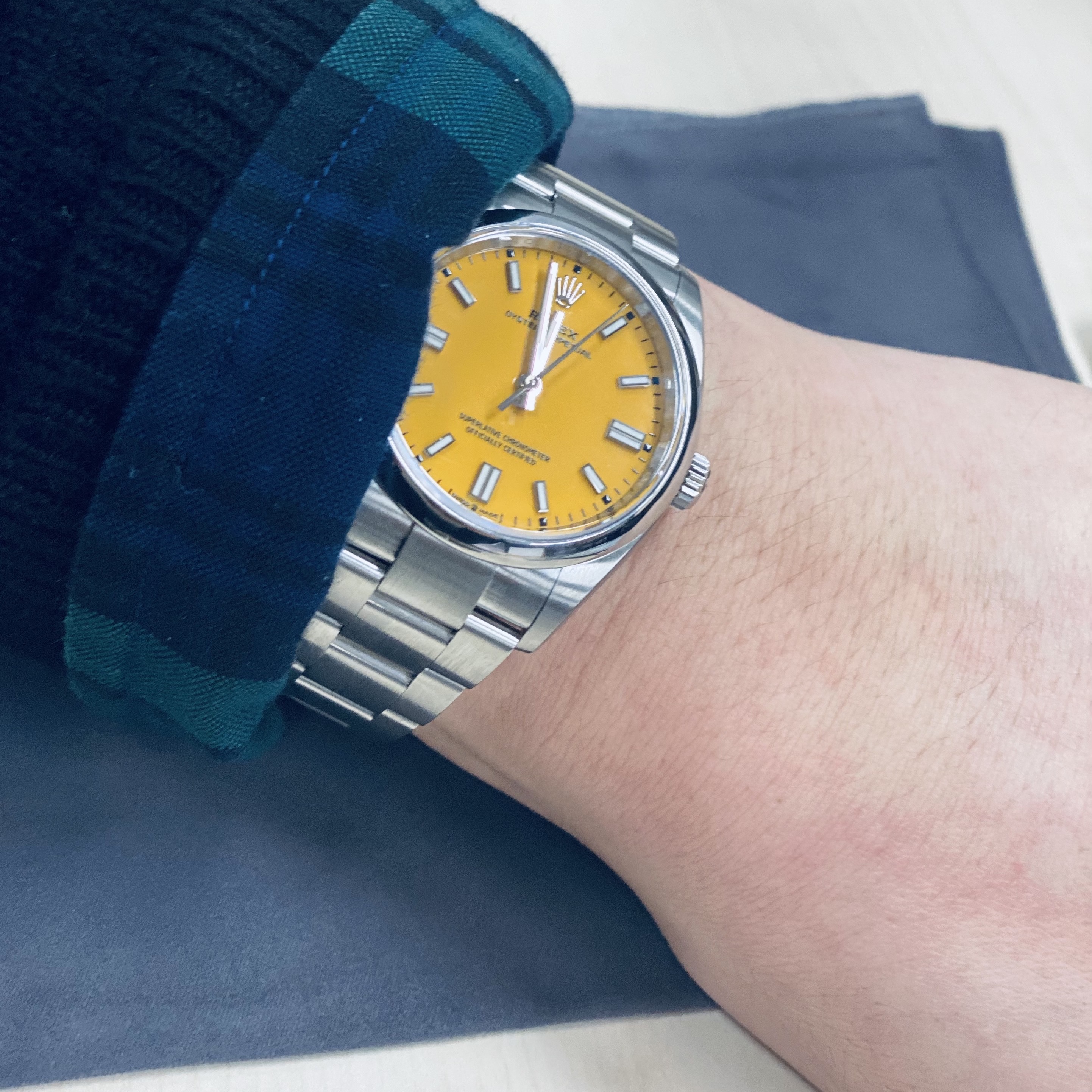 Rolex Oyster Perpetual 36mm 126000 Yellow Oyster 착용 스타일 - 3