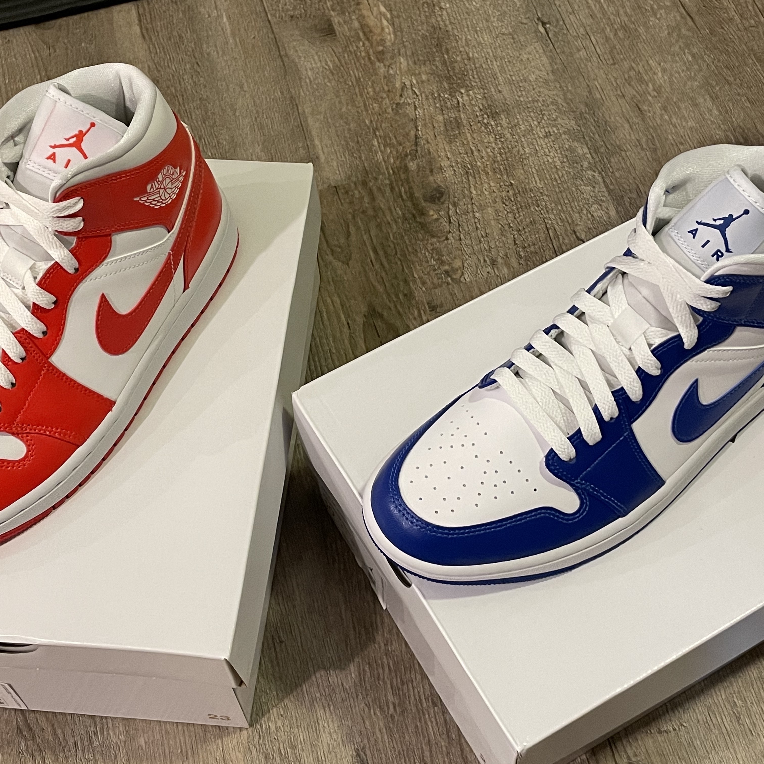 (W) Jordan 1 Mid White Hyper Royal, (W) Jordan 1 Mid Habanero Red 착용 스타일