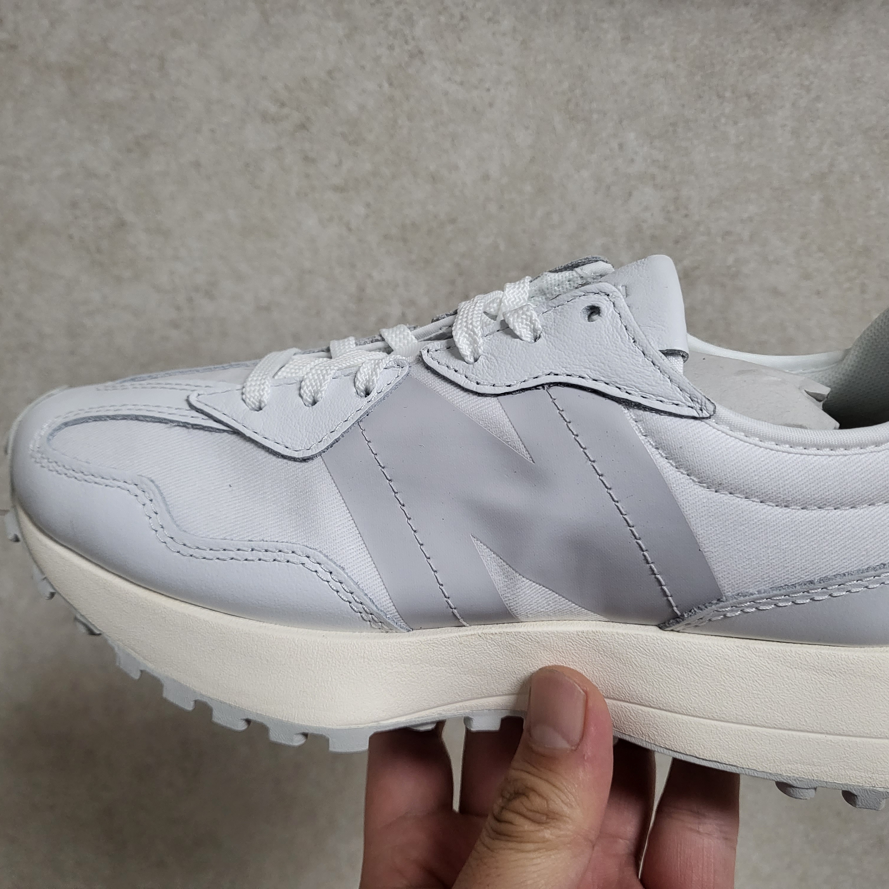 (W) New Balance 327 White - JD Sports Exclusive 착용 스타일 - 1