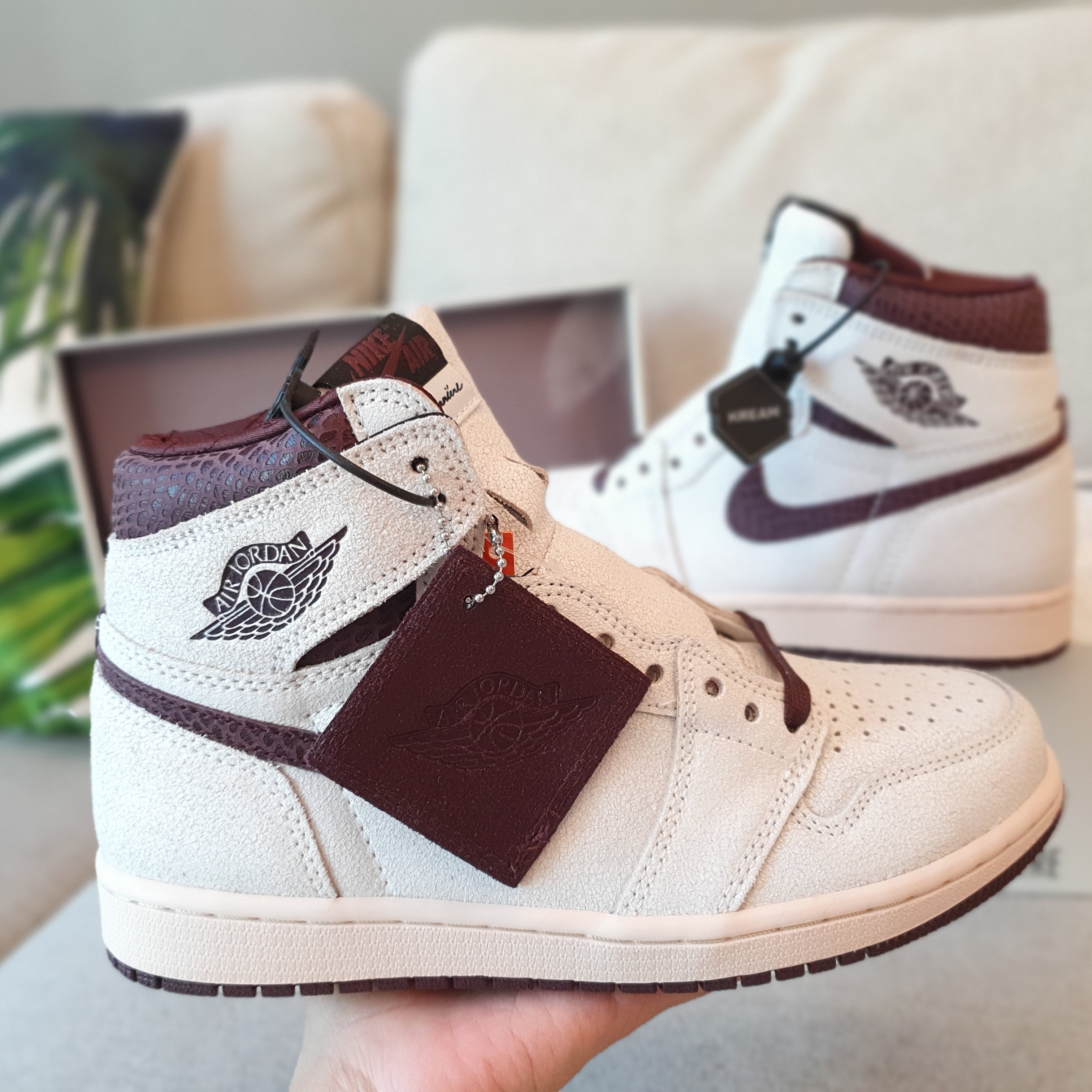 Jordan 1 x A Ma Maniere Retro High OG SP Sail and Burgundy 착용 스타일 - 3