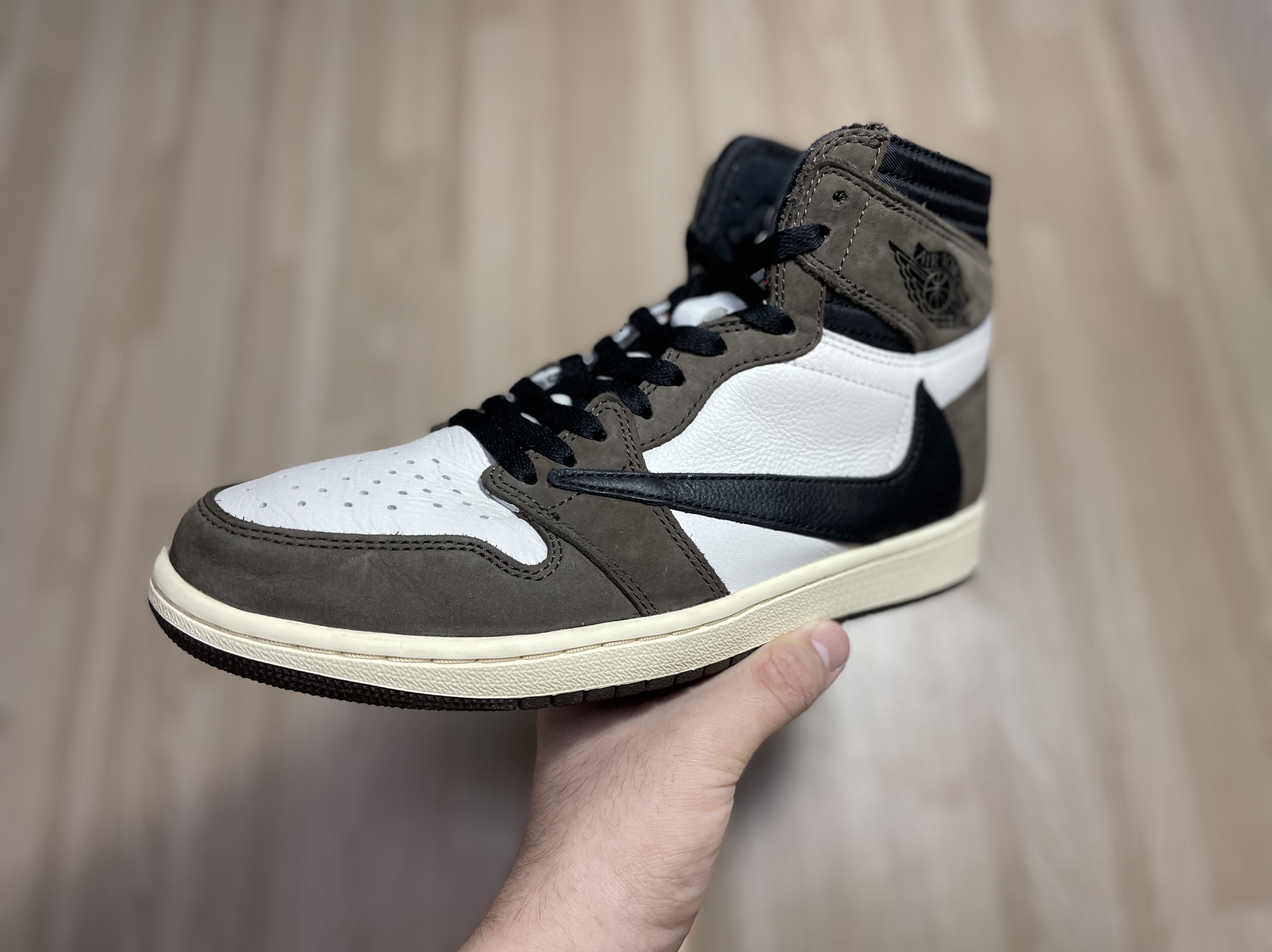 Jordan 1 x Travis Scott Retro High OG SP Mocha 착용 스타일 - 1