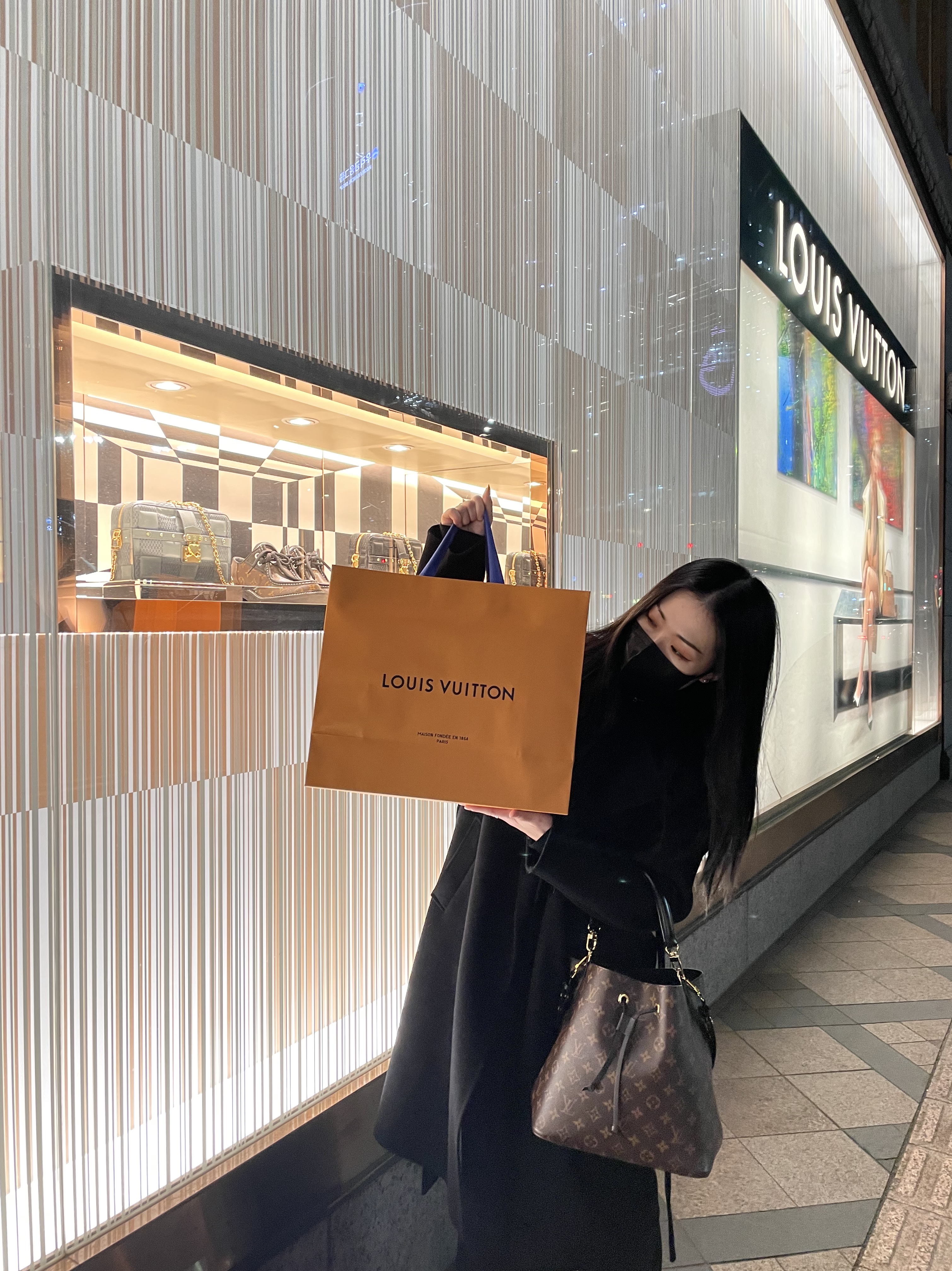 Louis Vuitton Neonoe MM Monogram Caramel 착용 스타일 - 1