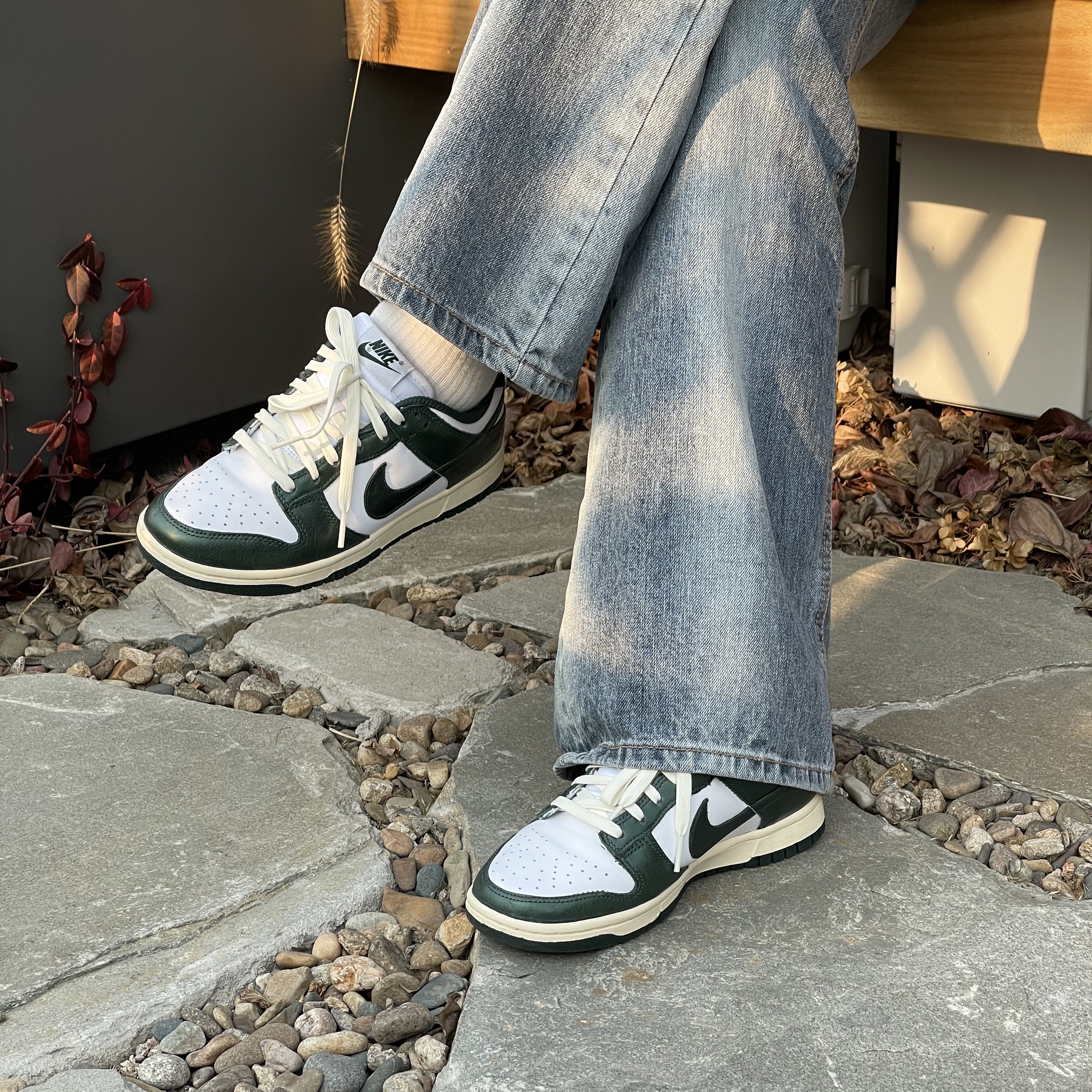 (W) Nike Dunk Low Vintage Green 착용 스타일 - 1