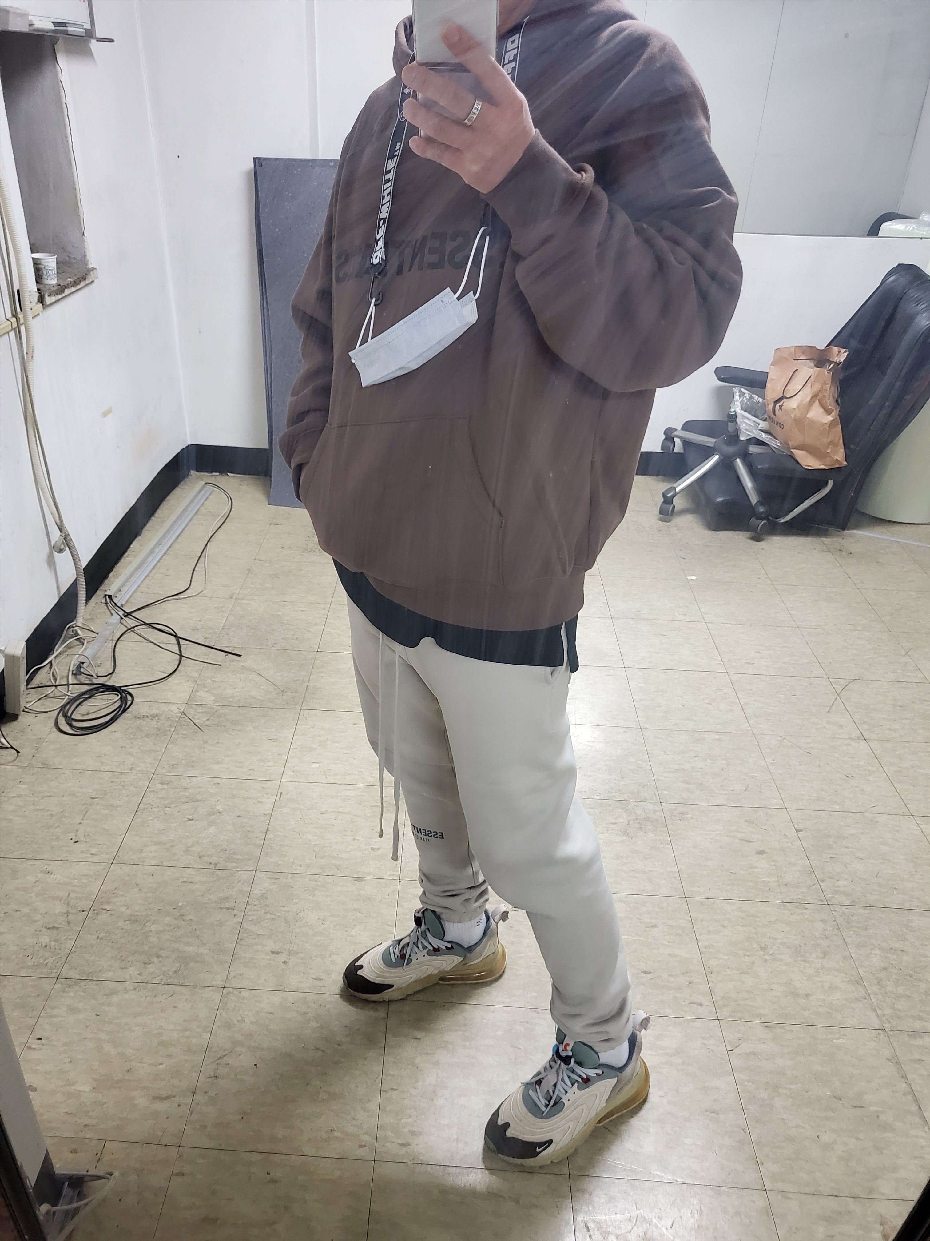 Essentials Logo Hoodie Brown/Rain Drum - Ssense Exclusive, Essentials Sweatpants Oat - Nordstrom Exclusive 착용 스타일 - 2