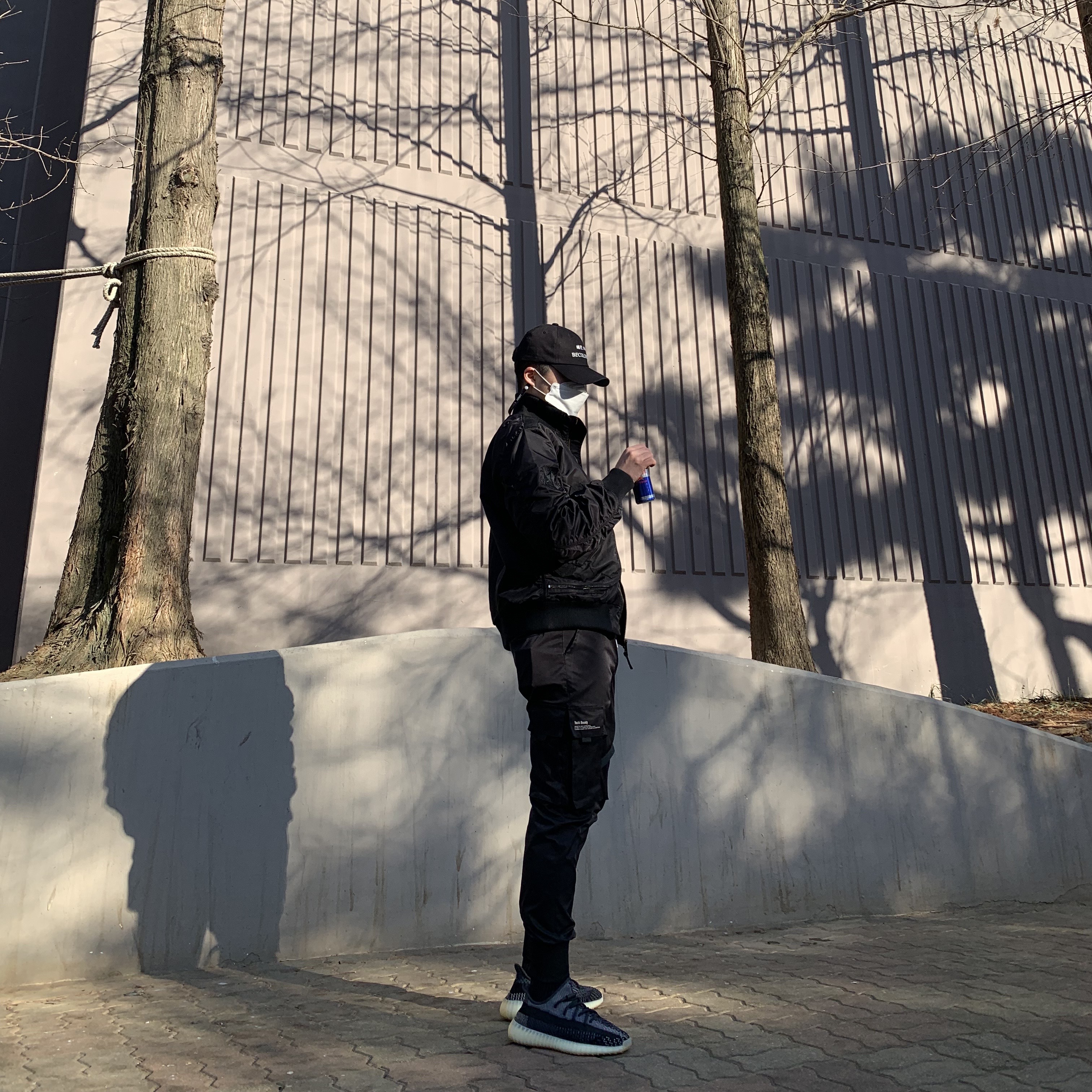 Adidas Yeezy Boost 350 V2 Carbon 착용 스타일 - 4