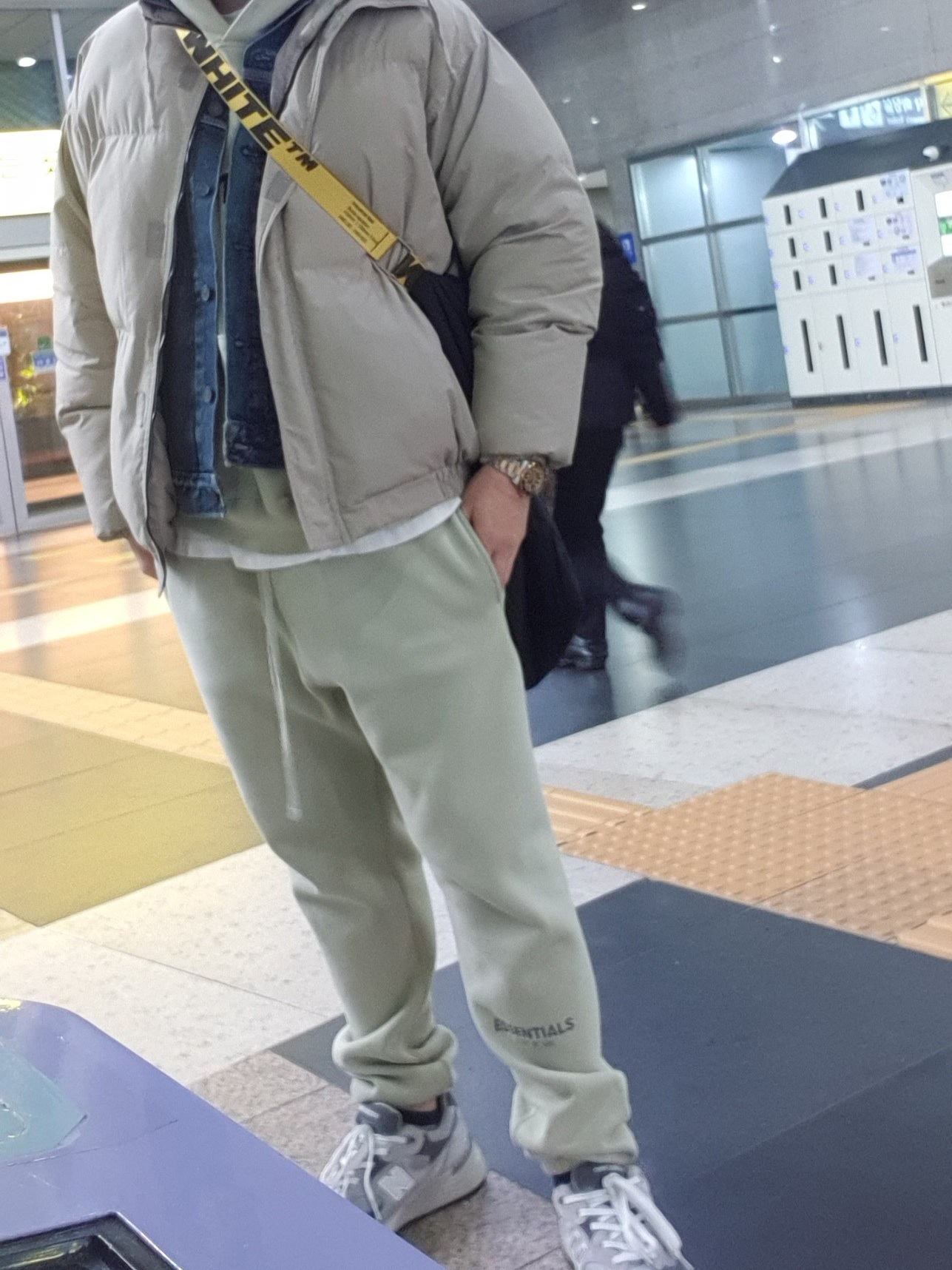 Essentials 3D Silicon Applique Pullover Hoodie Alfafa Sage - 20FW, Essentials Sweatpants Alfafa Sage - 20FW 착용 스타일 - 2