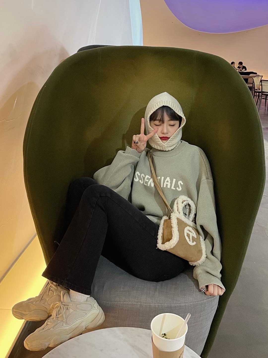 Adidas Yeezy 500 Blush 2018, Telfar x UGG Small Shopping Bag Chestnut 착용 스타일 - 2