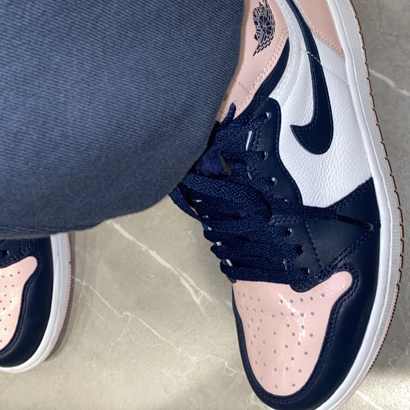 (W) Jordan 1 Retro High OG Atmosphere, Nike Air Force 1 '07 QS Valentine's Day 착용 스타일 - 3