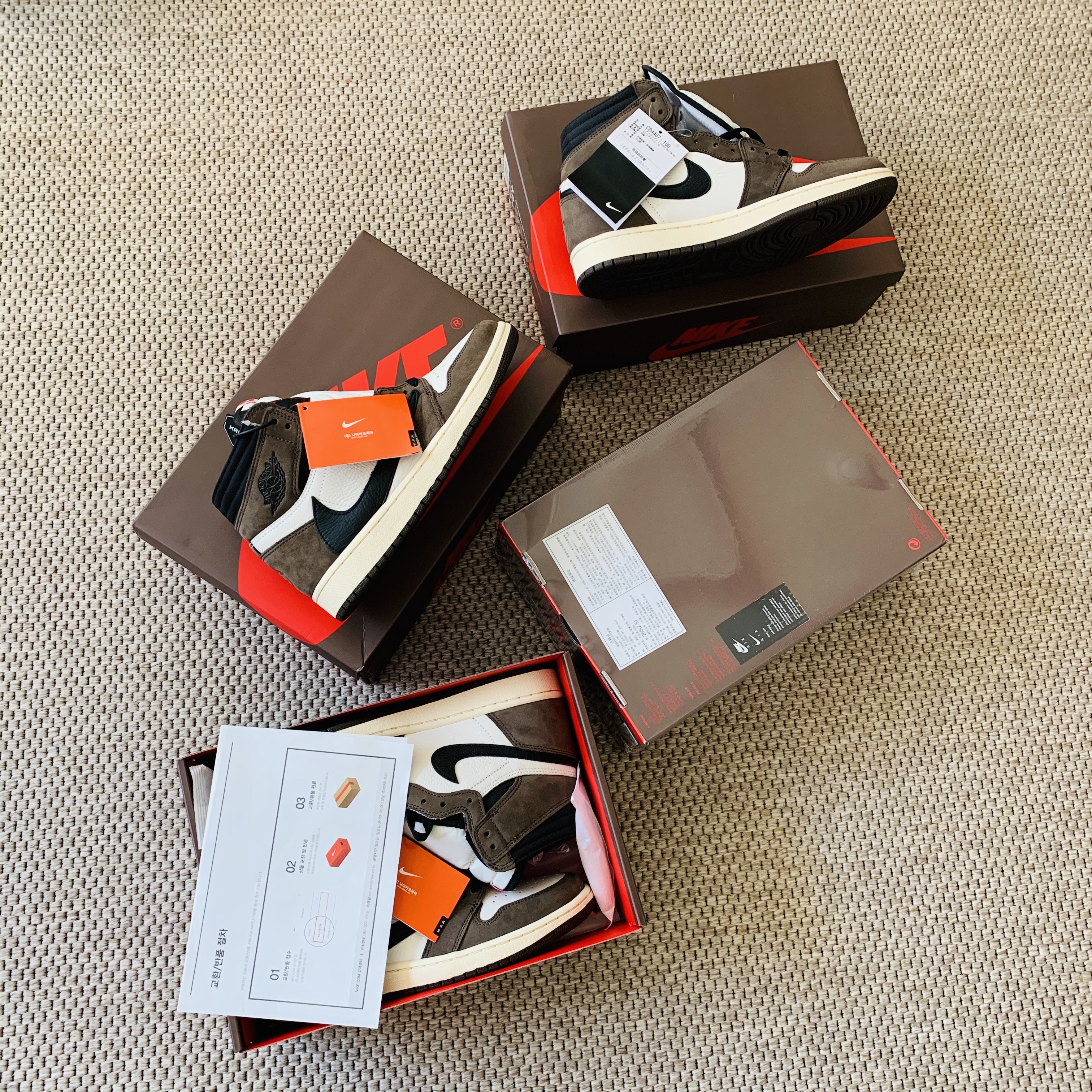 Jordan 1 x Travis Scott Retro High OG SP Mocha, Jordan 1 x Travis Scott x Fragment Retro Low OG SP Military Blue 착용 스타일 - 1