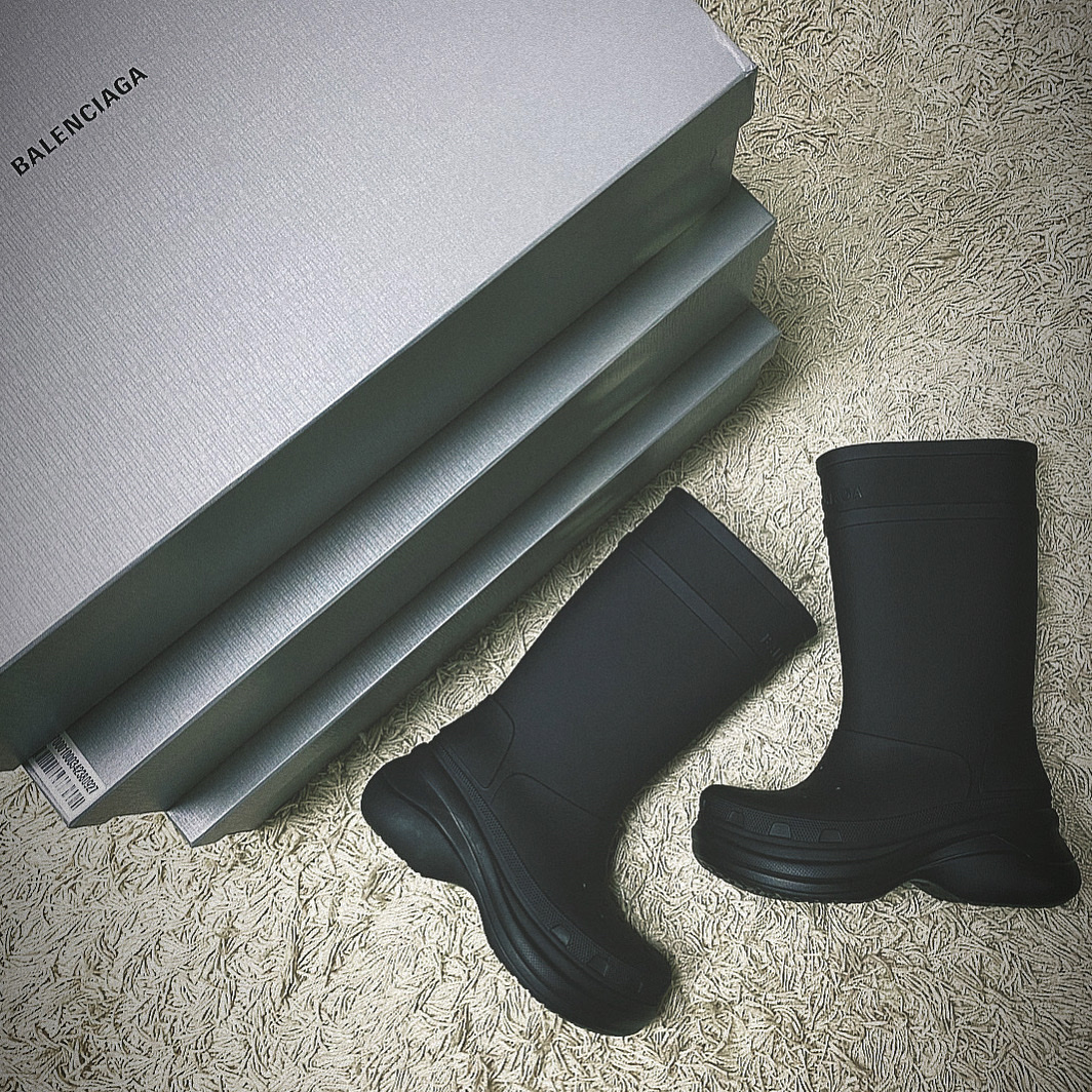 Balenciaga x Crocs Rubber Boot Black 착용 스타일