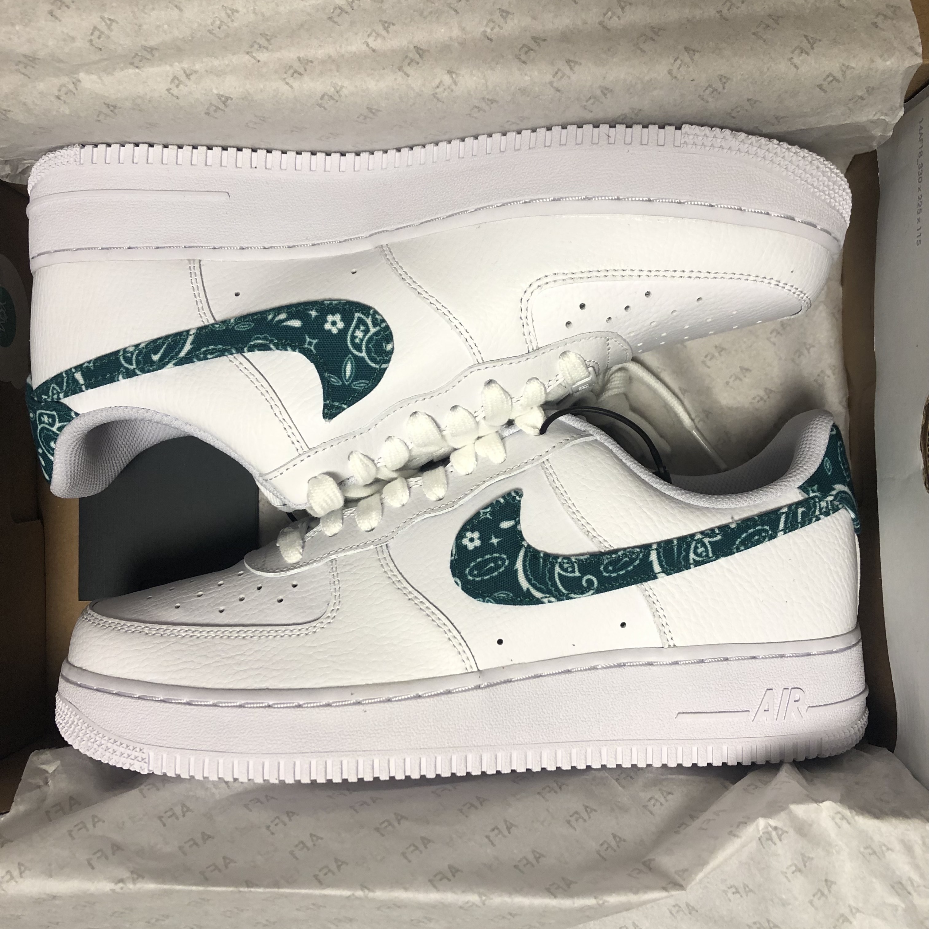 (W) Nike Air Force 1 '07 Essential Paisley Swoosh White Malachite 착용 스타일