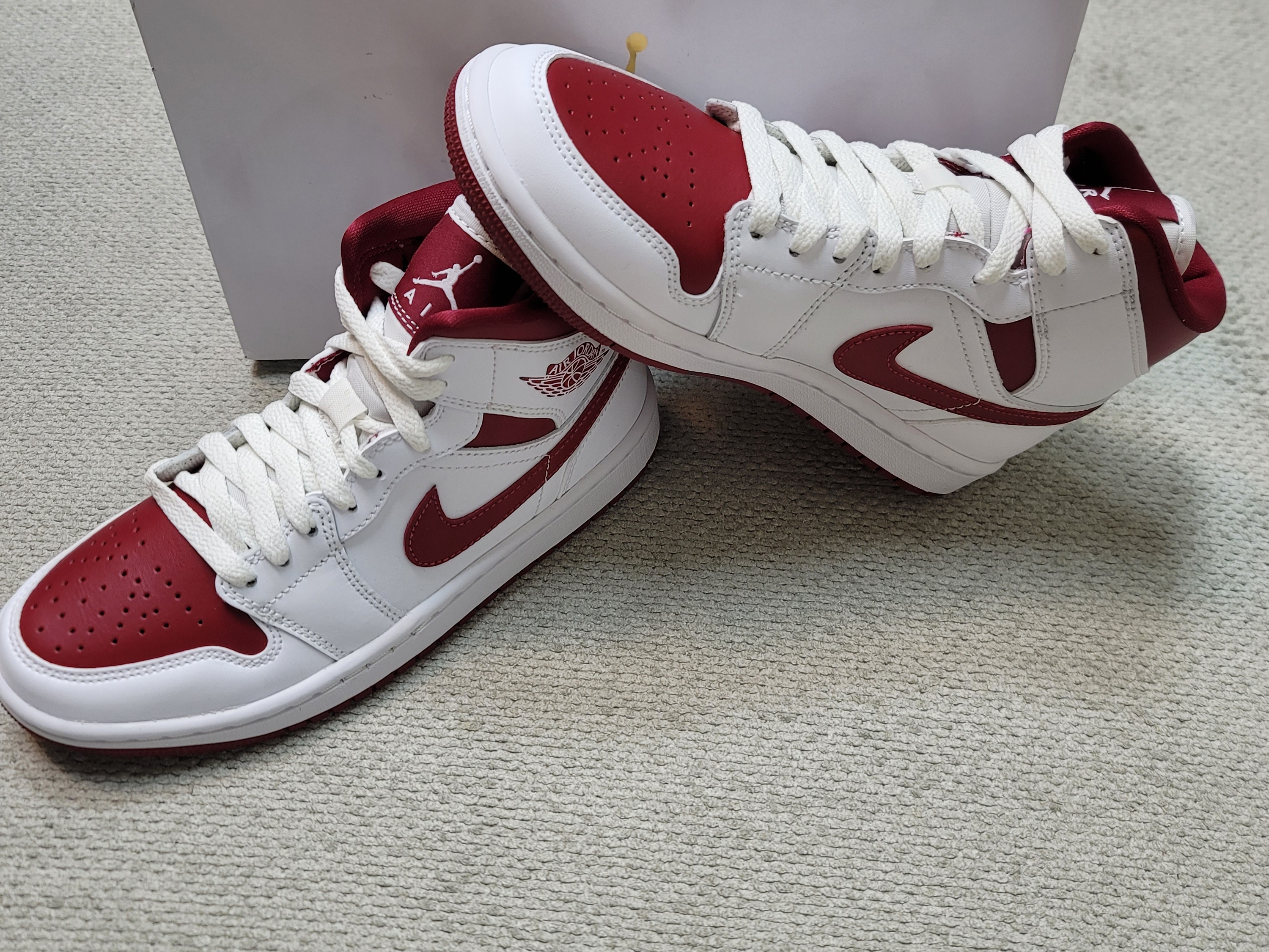 (W) Jordan 1 Mid Championship Red 착용 스타일 - 2