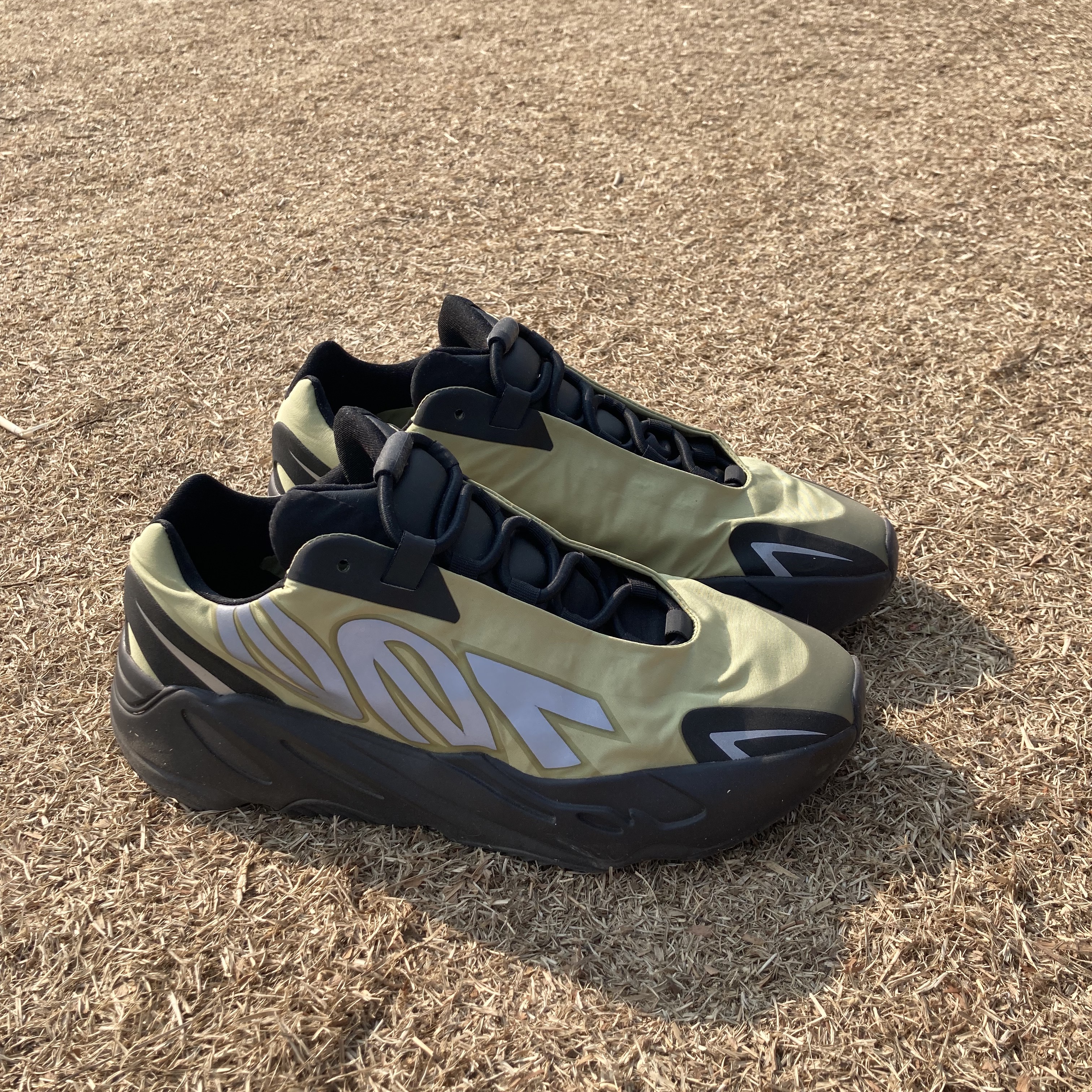 Adidas Yeezy Boost 700 MNVN Resin 착용 스타일