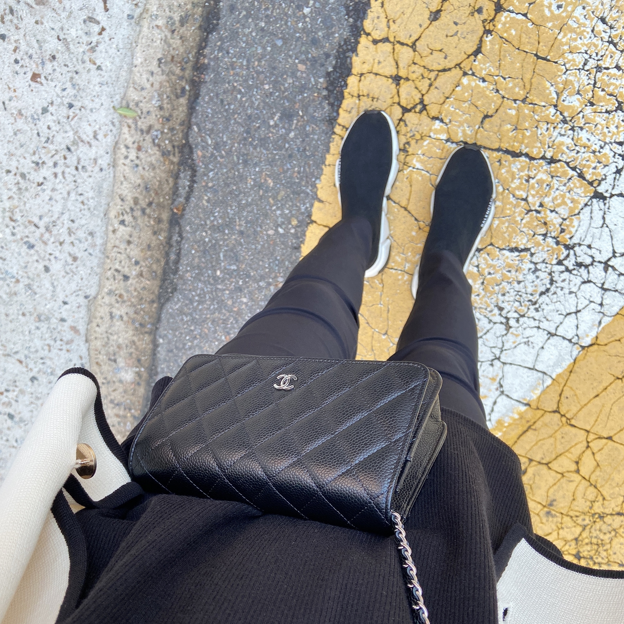 Balenciaga Speed Trainer Black White 2021/2022, Chanel Classic Wallet On Chain Grained Calfskin & Silver Black 착용 스타일