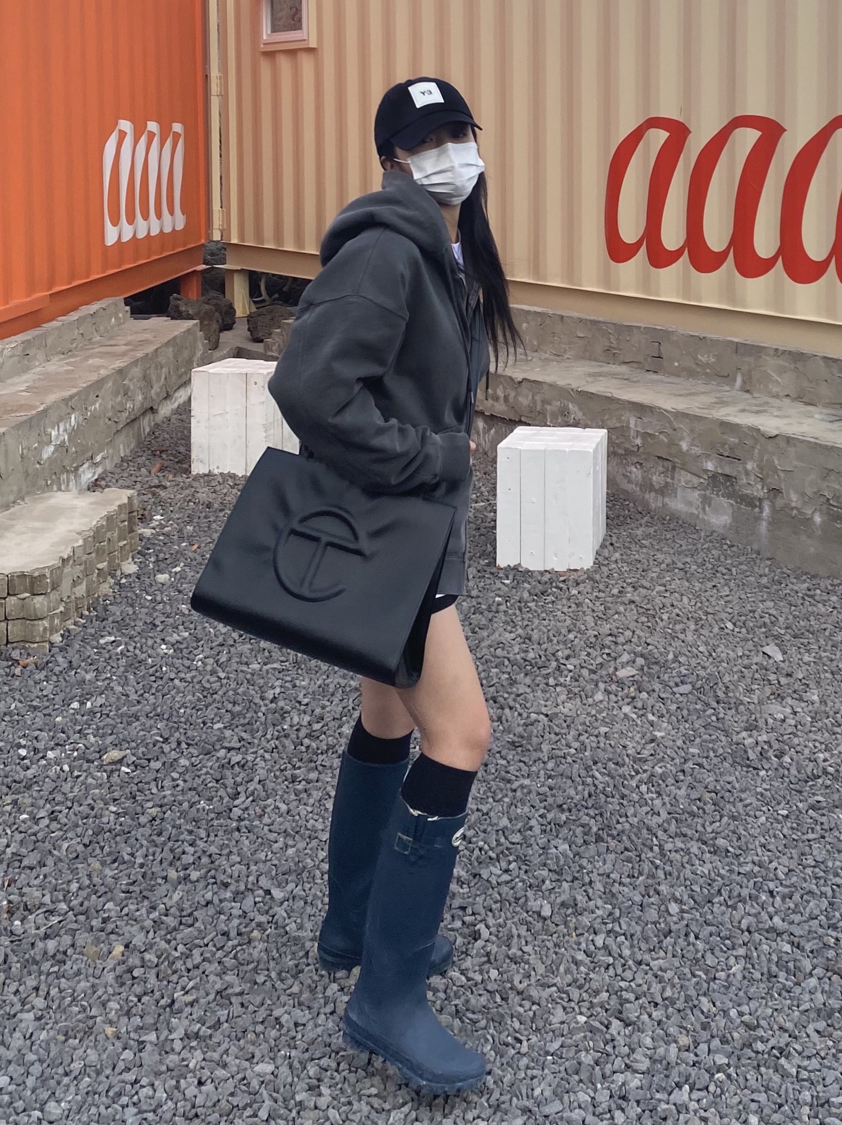 Telfar Medium Shopping Bag Black 착용 스타일