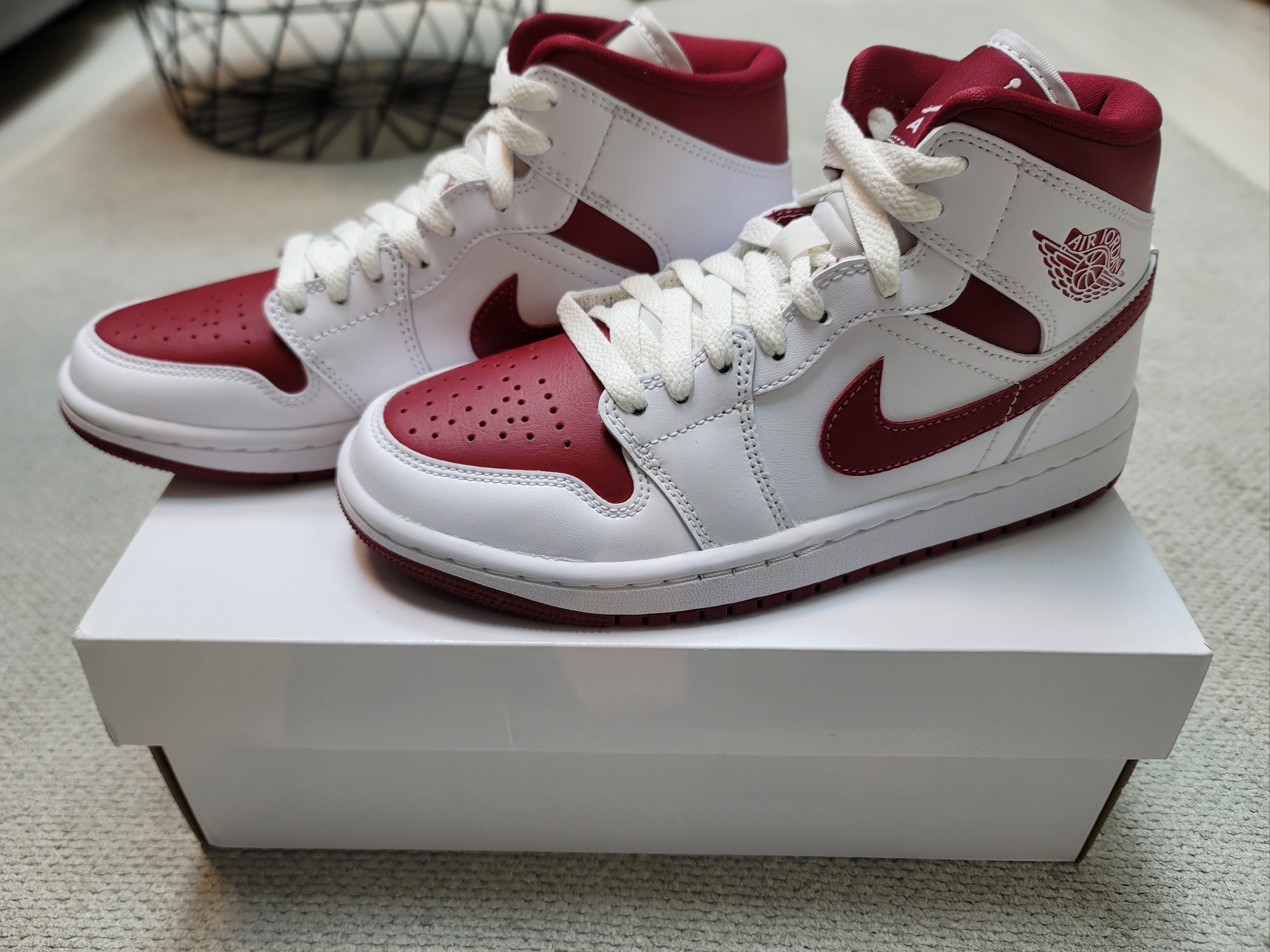 (W) Jordan 1 Mid Championship Red 착용 스타일 - 1