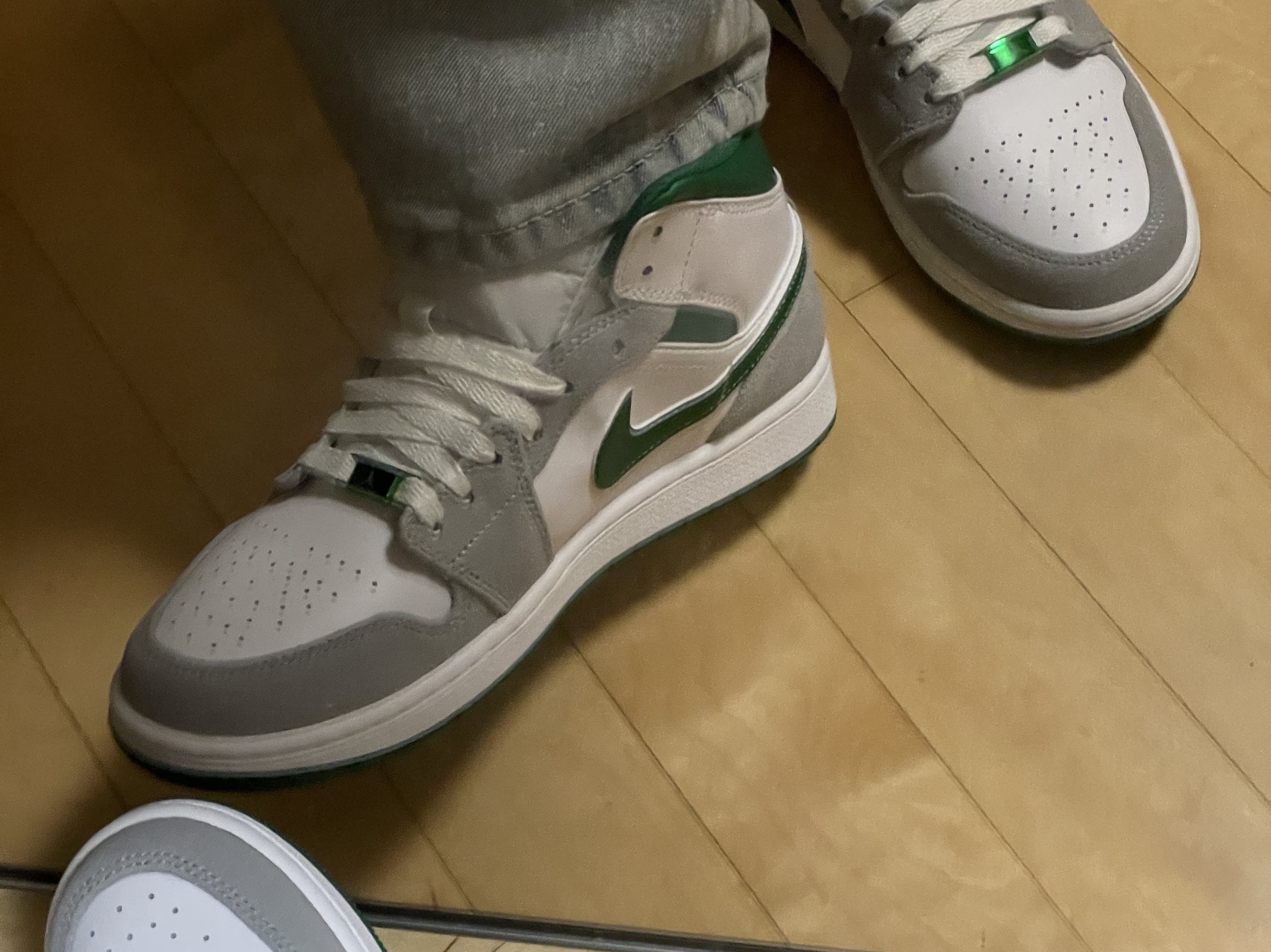 Jordan 1 Mid SE Pine Green Light Smoke Grey 착용 스타일 - 2