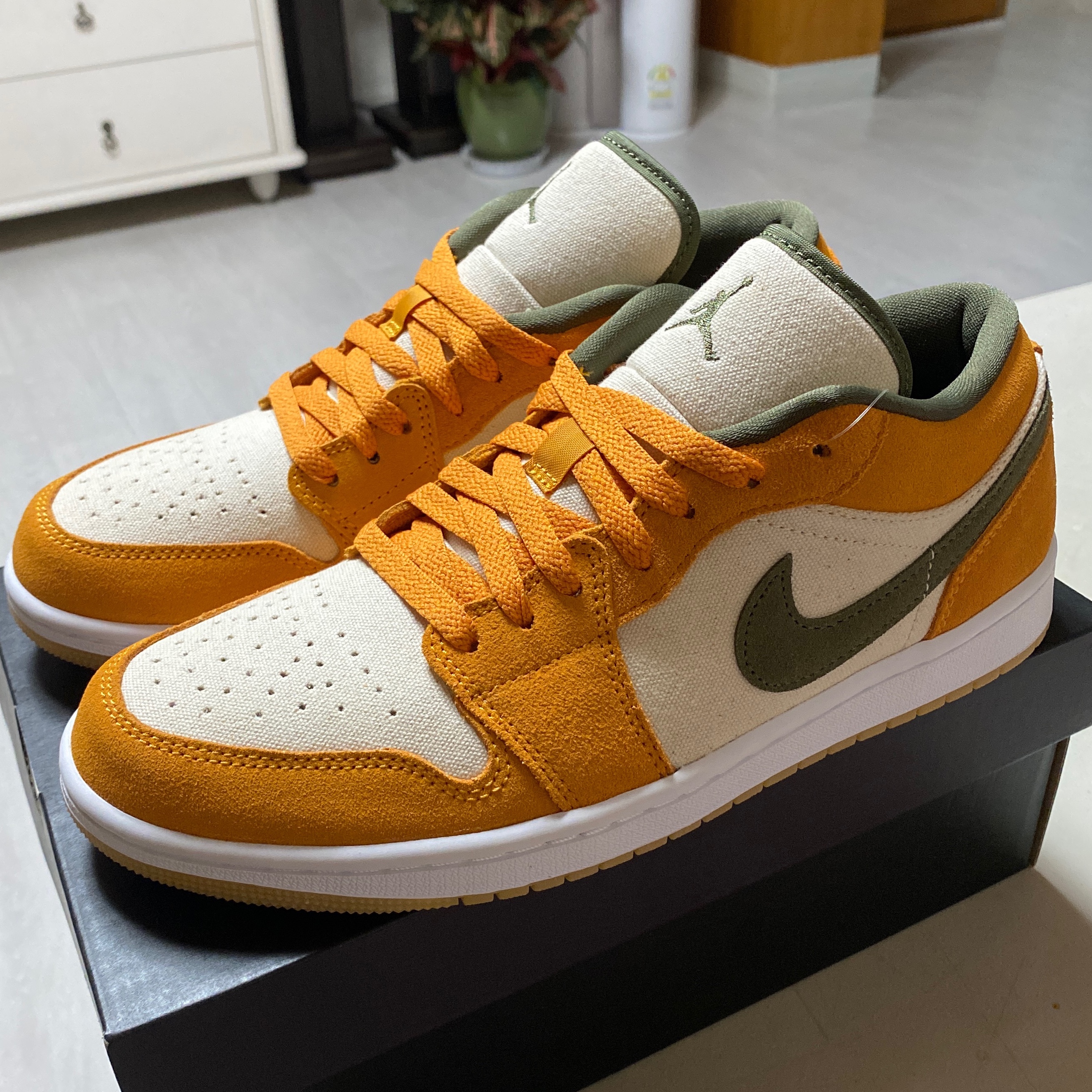 Jordan 1 Low SE Light Curry 착용 스타일