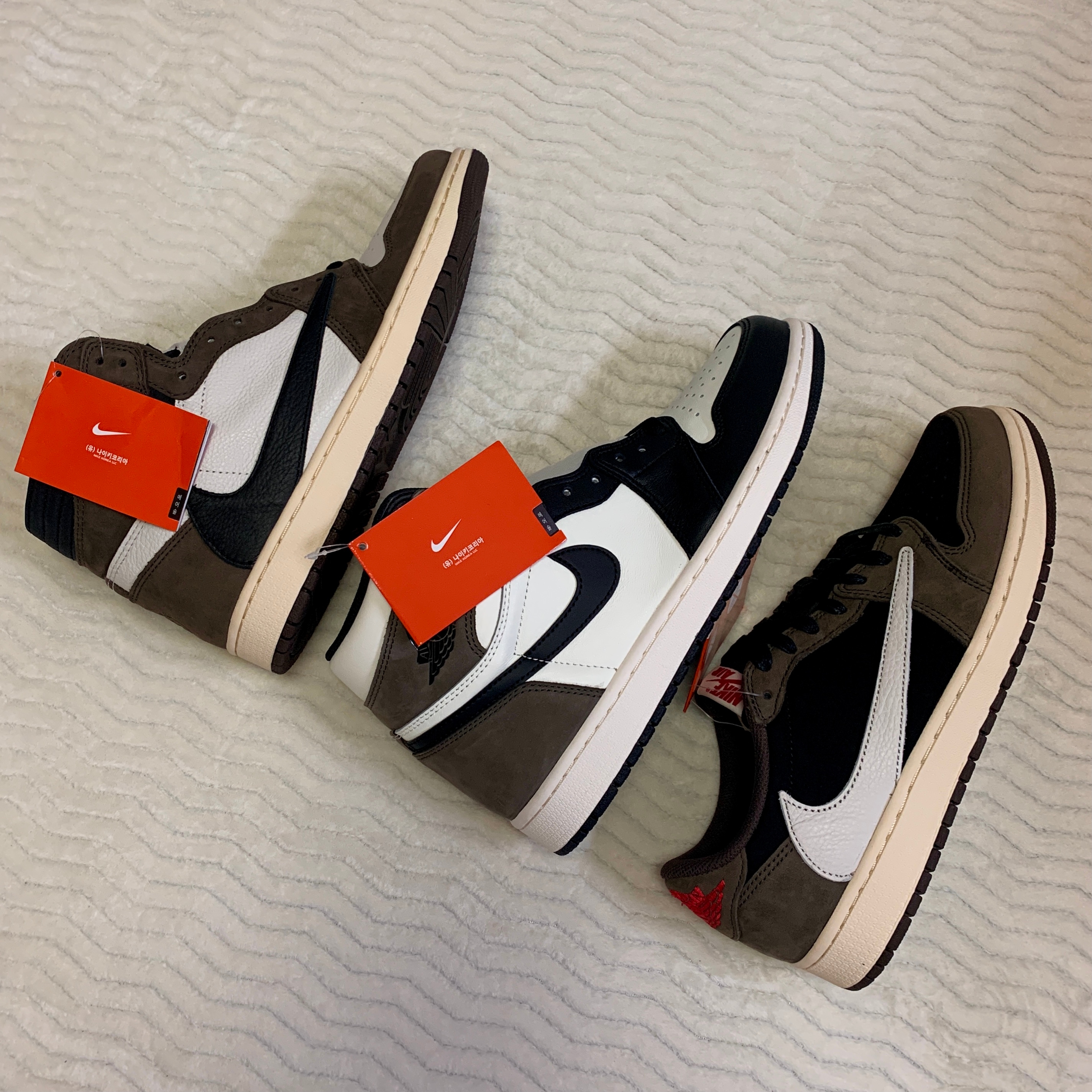 Jordan 1 Retro High OG Black Mocha, Jordan 1 x Travis Scott Retro Low OG SP Mocha 착용 스타일 - 1