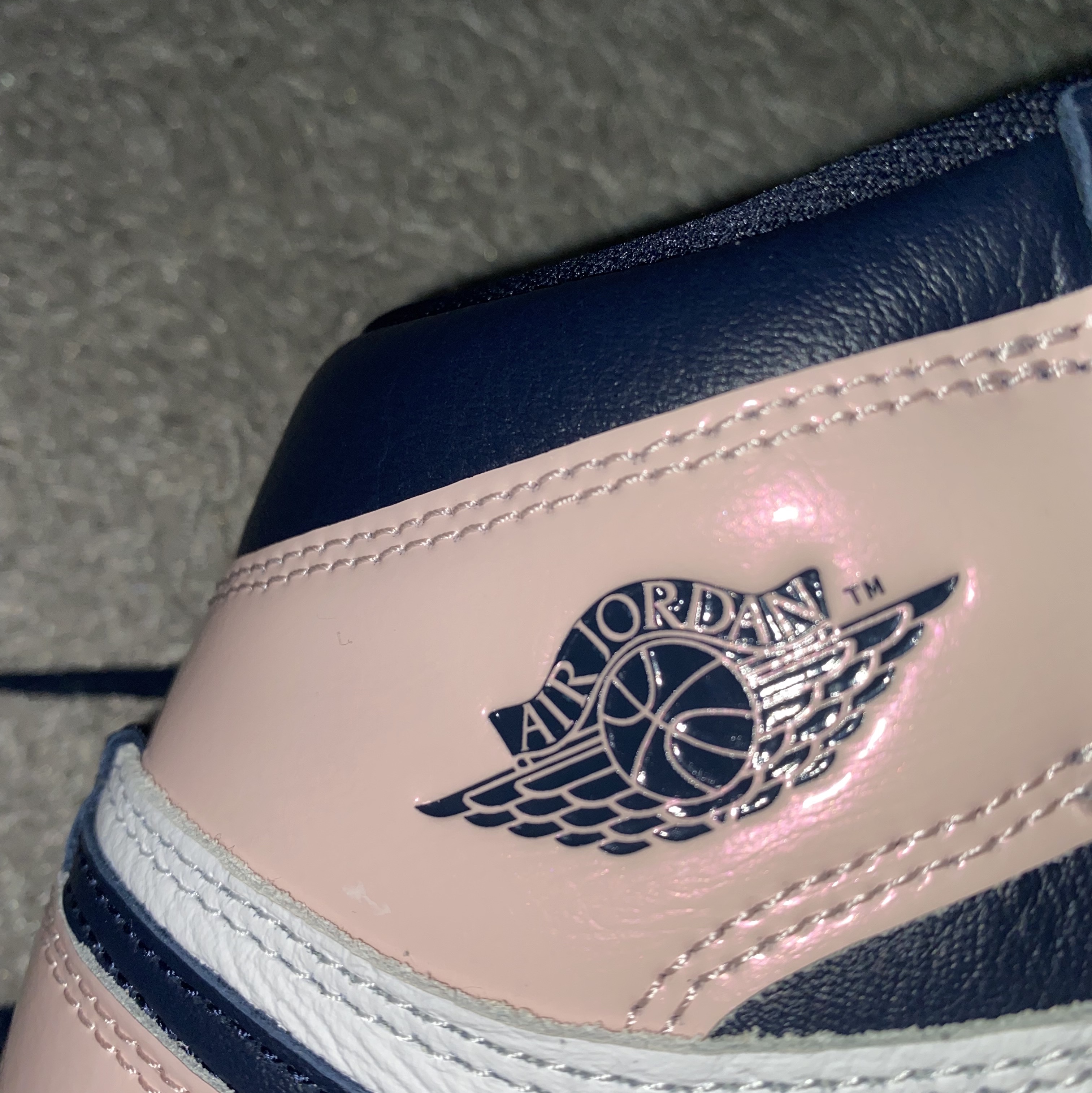 (W) Jordan 1 Retro High OG Atmosphere, Nike Air Force 1 '07 QS Valentine's Day 착용 스타일 - 2