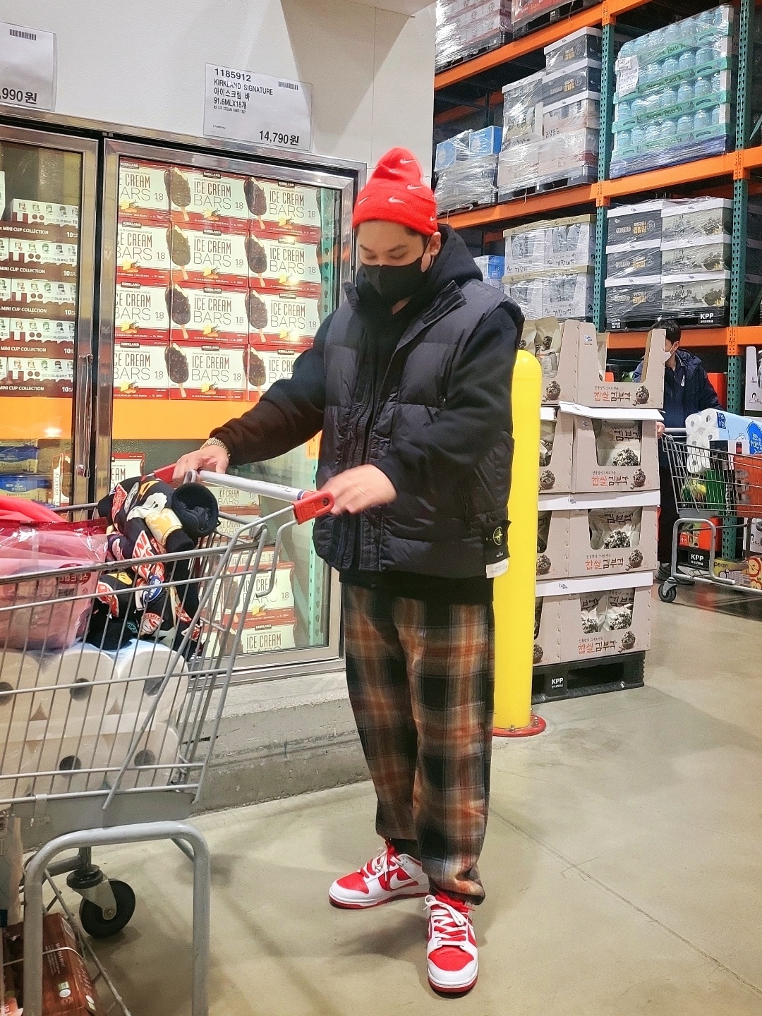 Nike Dunk Low Retro Championship Red, Stone Island G0123 Garment Dyed Crinkle Reps Nylon Down Vest Black - 21FW 착용 스타일 - 1