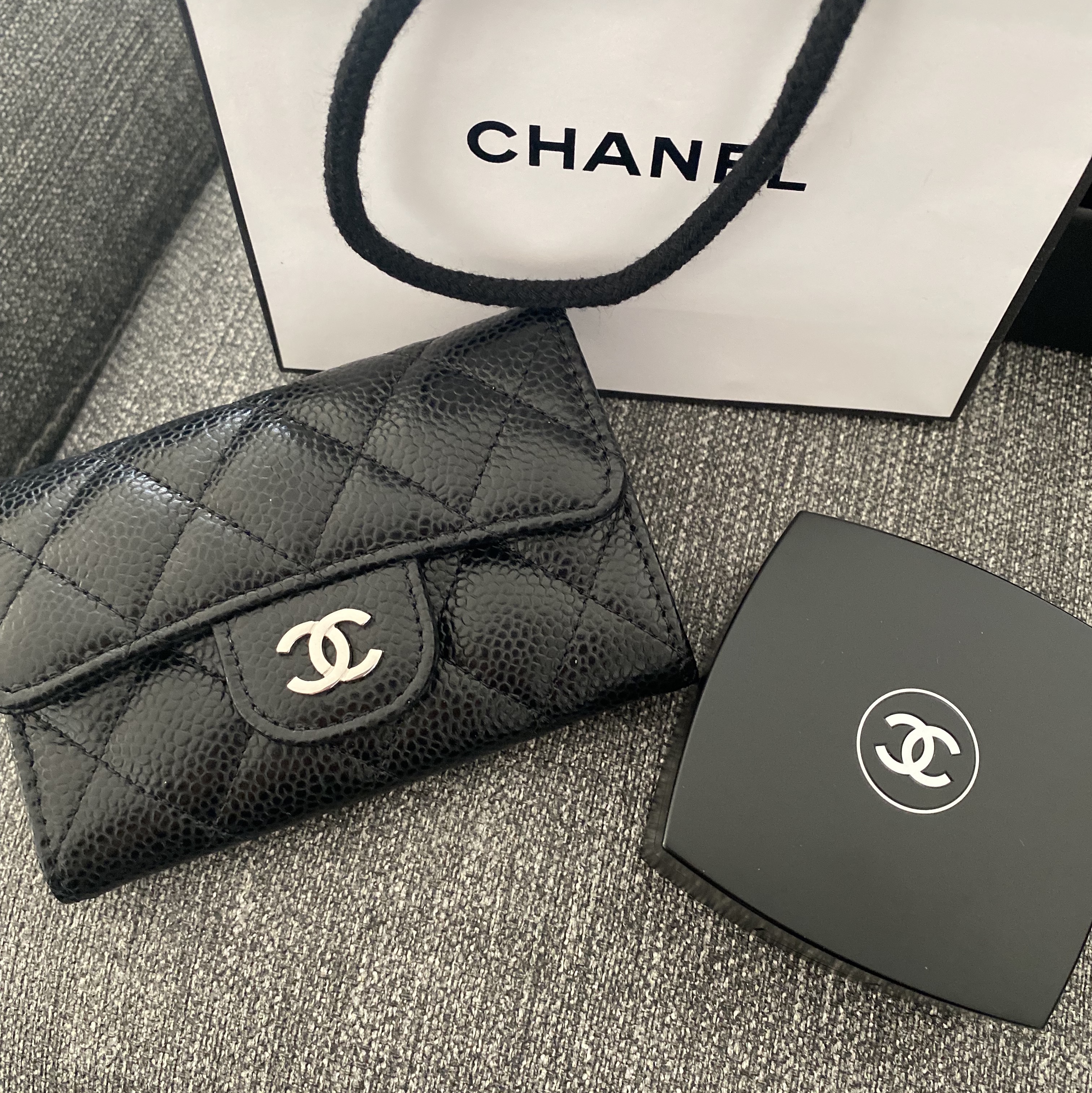 Chanel Classic Card Holder Grained Calfskin & Silver Black 착용 스타일