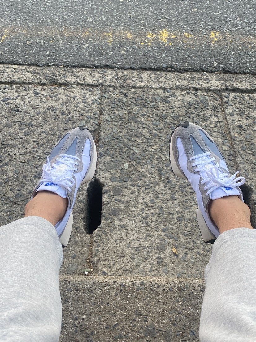 New Balance 327 Grey 착용 스타일