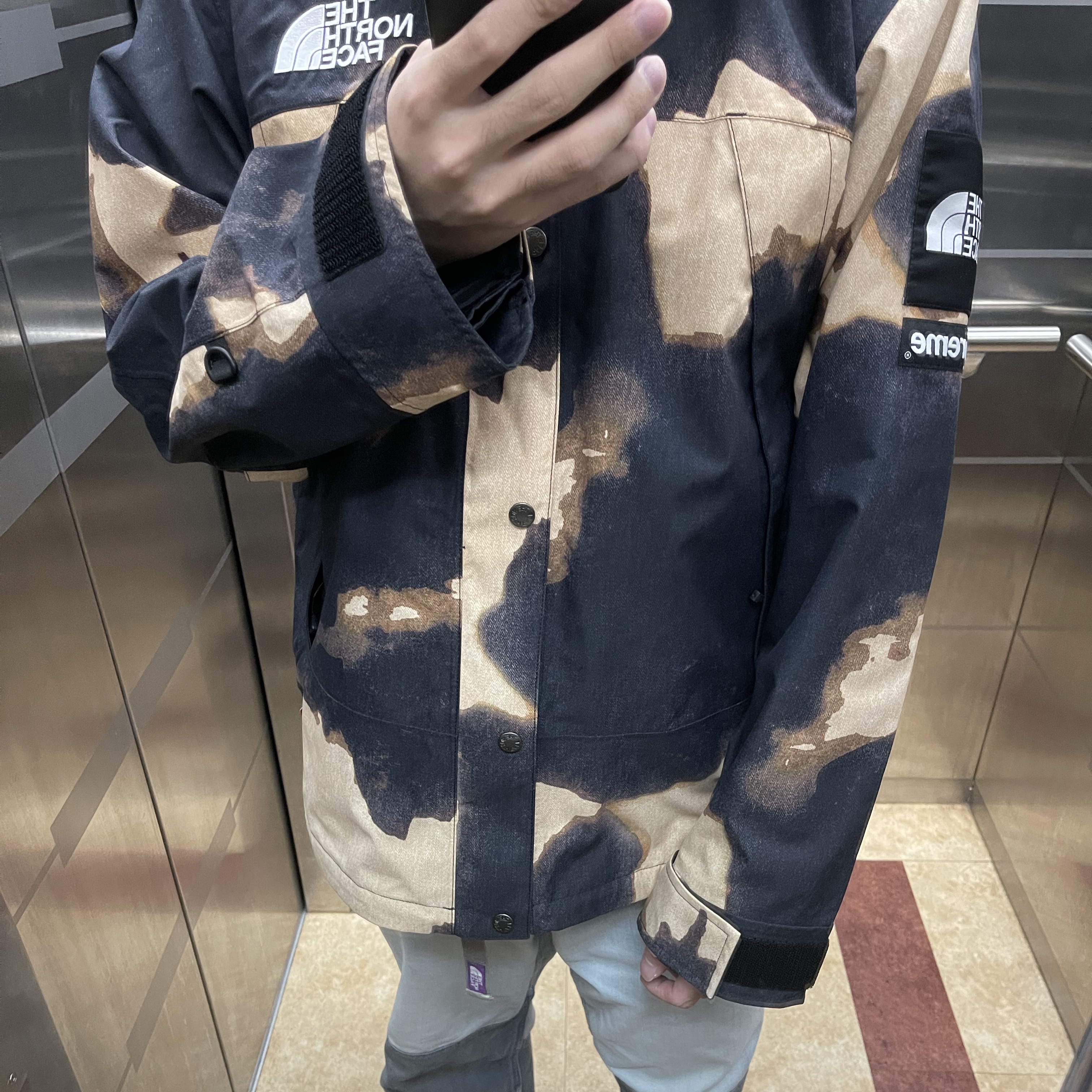Supreme x The North Face Bleached Denim Print Mountain Jacket Black - 21FW 착용 스타일