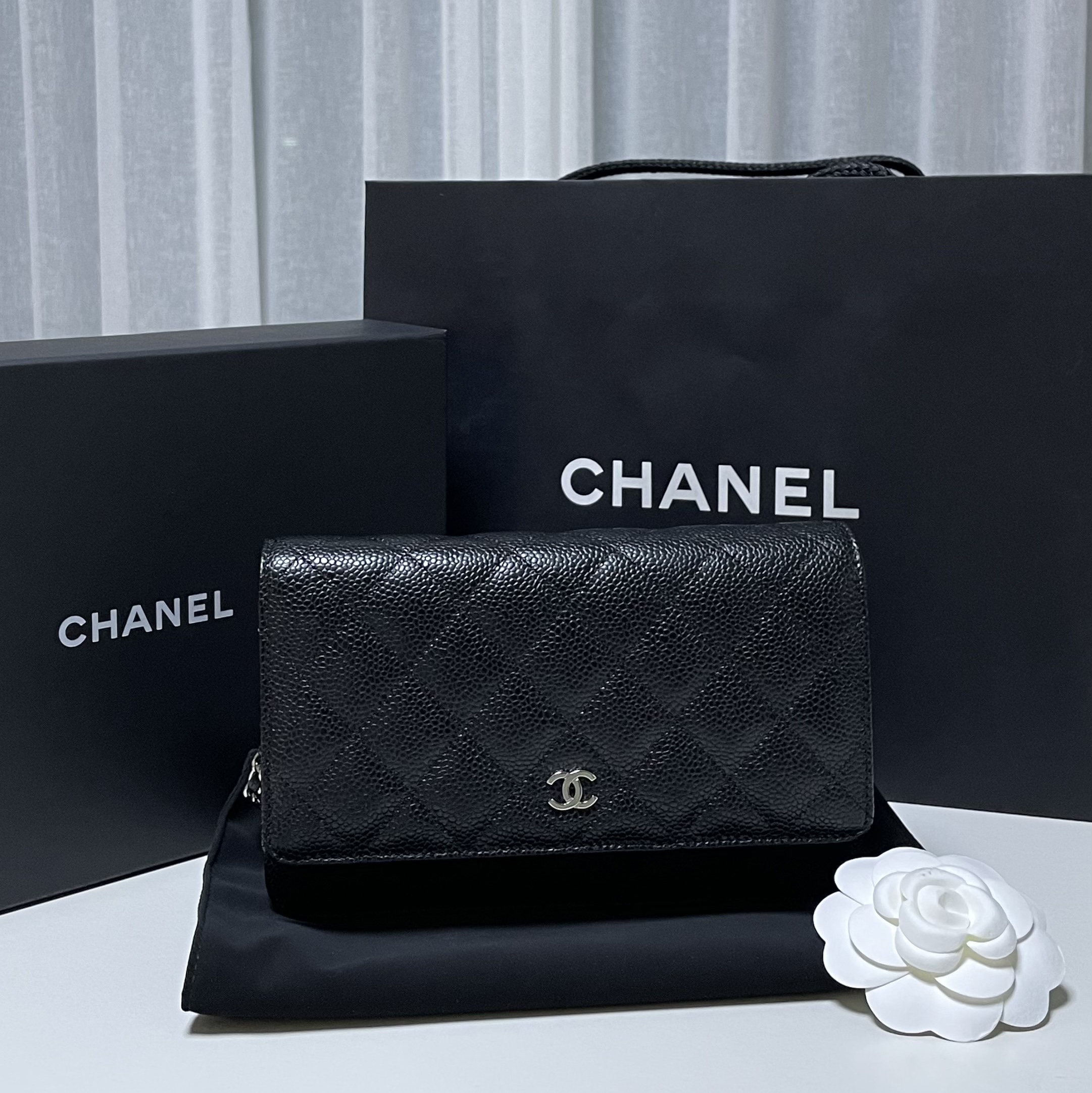 Chanel Classic Wallet On Chain Grained Calfskin & Silver Black 착용 스타일