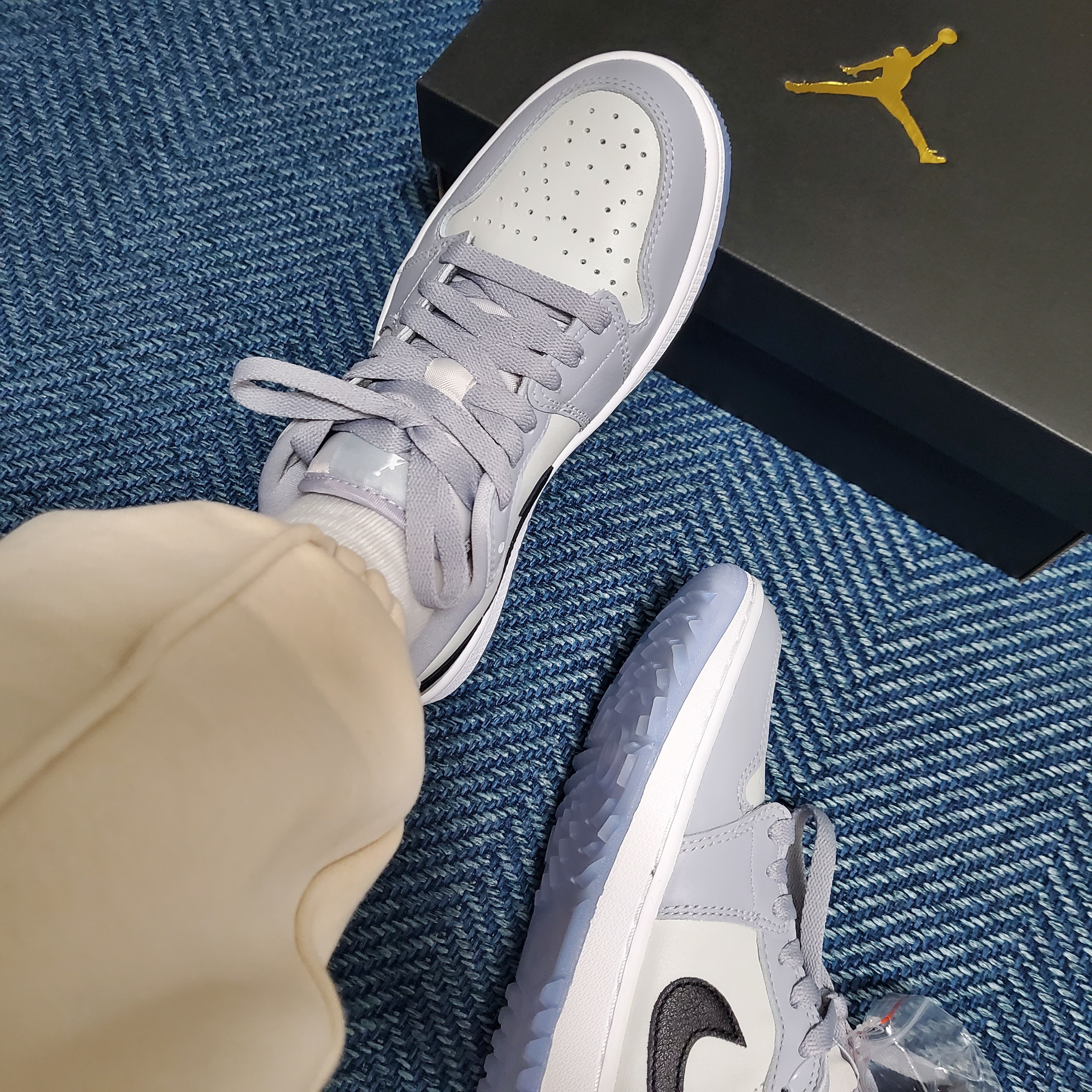 Jordan 1 Low Golf Wolf Grey 착용 스타일 - 1