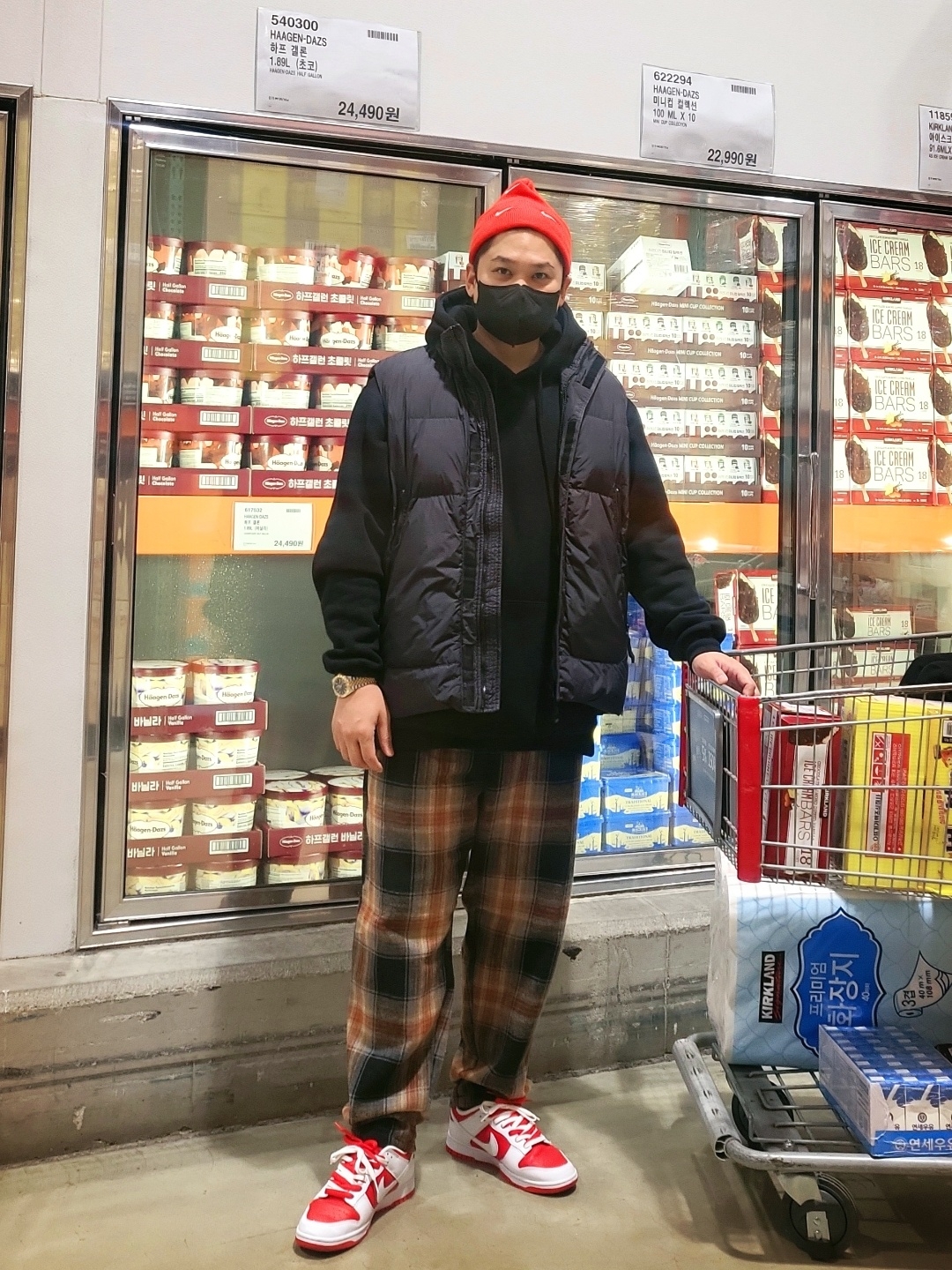 Nike Dunk Low Retro Championship Red, Stone Island G0123 Garment Dyed Crinkle Reps Nylon Down Vest Black - 21FW 착용 스타일 - 2