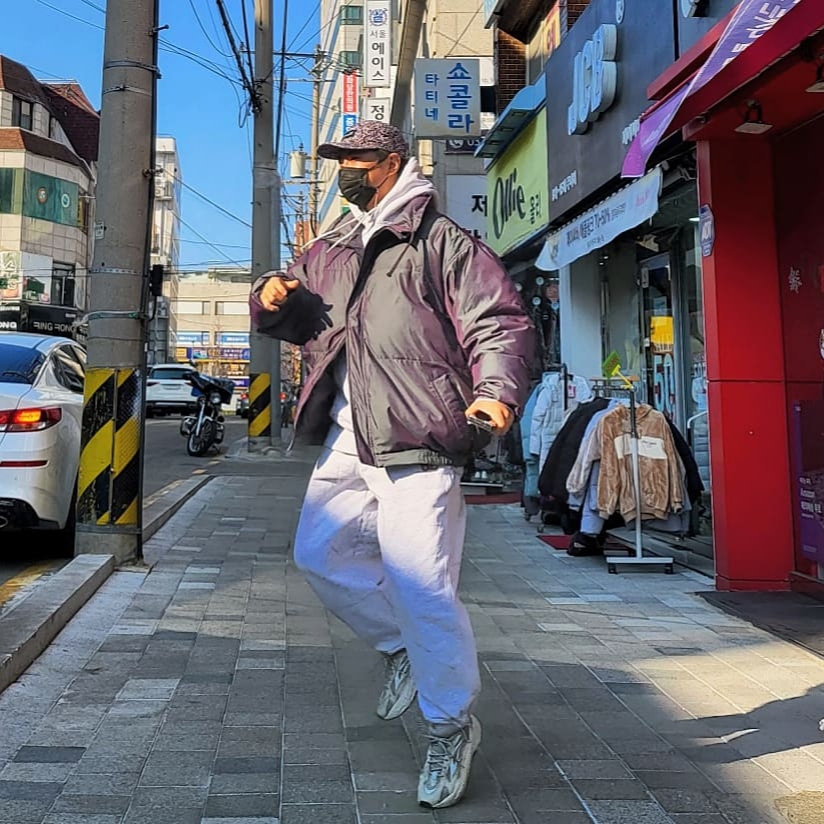 Adidas Yeezy Boost 700 V2 Static 2018, Essentials Puffer Jacket Iridescent - 20SS 착용 스타일