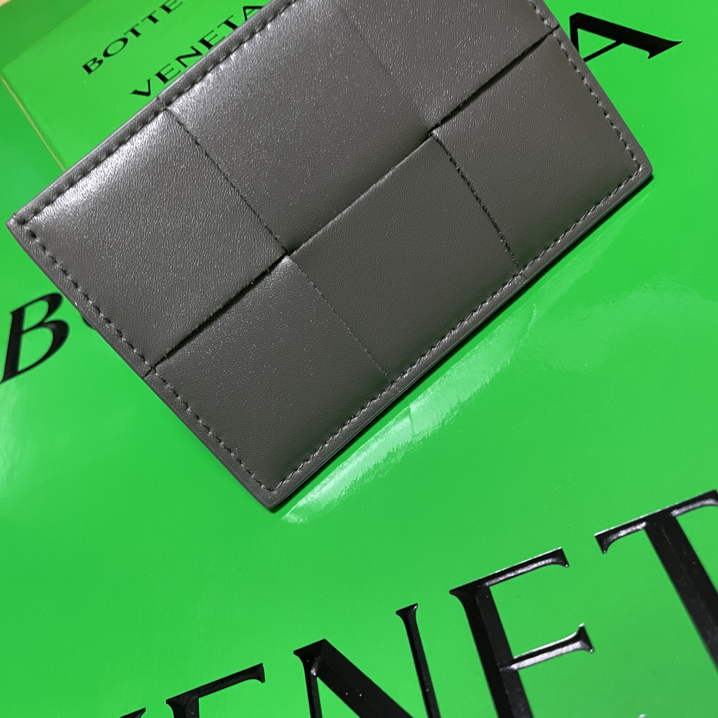 Bottega Veneta Credit Card Case Calfskin Light Graphite 착용 스타일