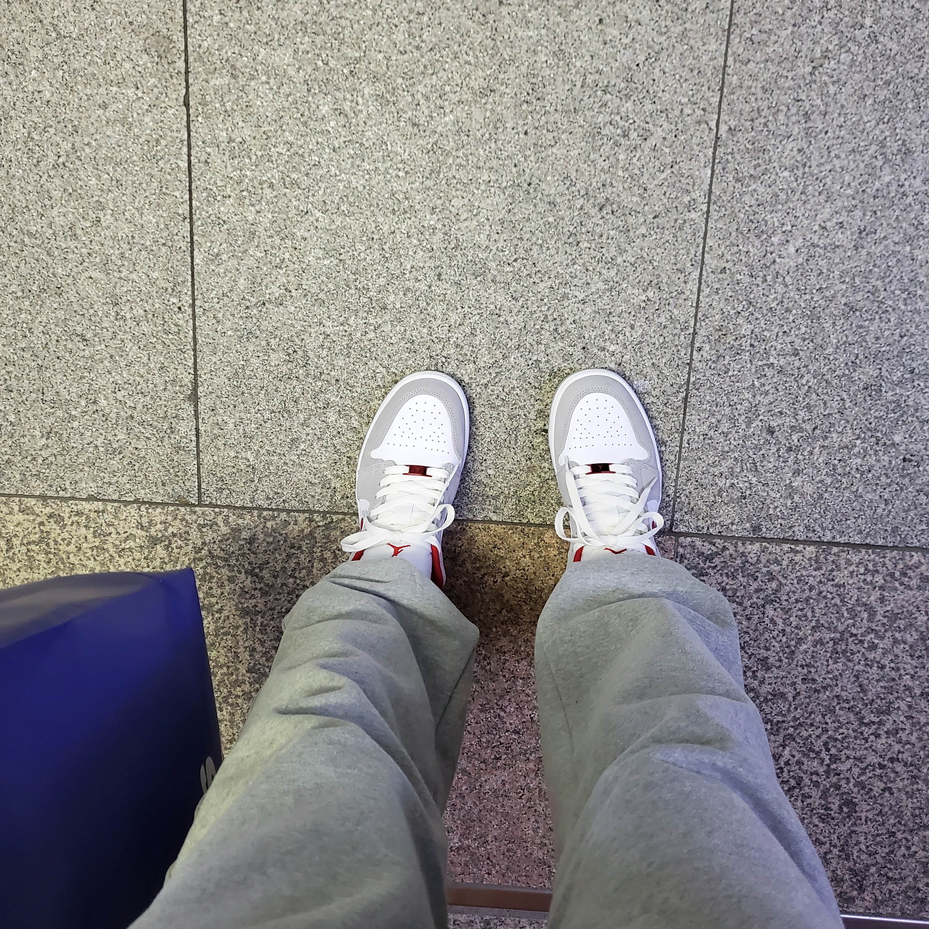 Jordan 1 Low SE Light Smoke Grey Gym Red, (GS) Jordan 1 Low SE Light Smoke Grey Gym Red 착용 스타일