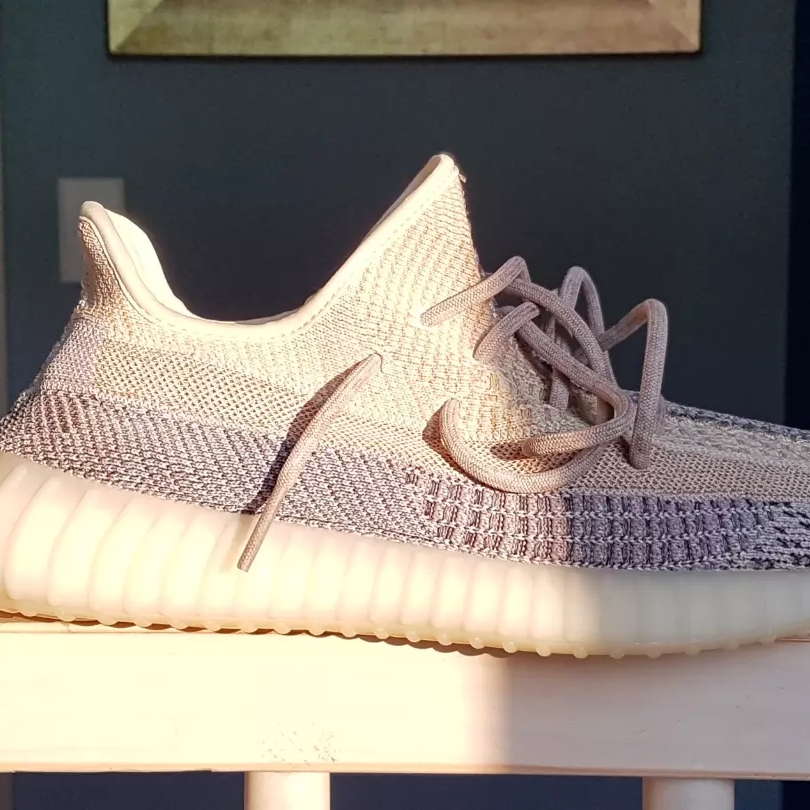 Adidas Yeezy Boost 350 V2 Ash Pearl 착용 스타일 - 2