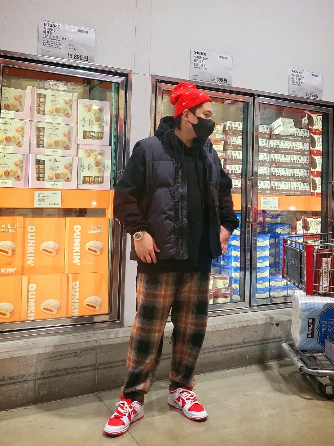 Nike Dunk Low Retro Championship Red, Stone Island G0123 Garment Dyed Crinkle Reps Nylon Down Vest Black - 21FW 착용 스타일 - 3