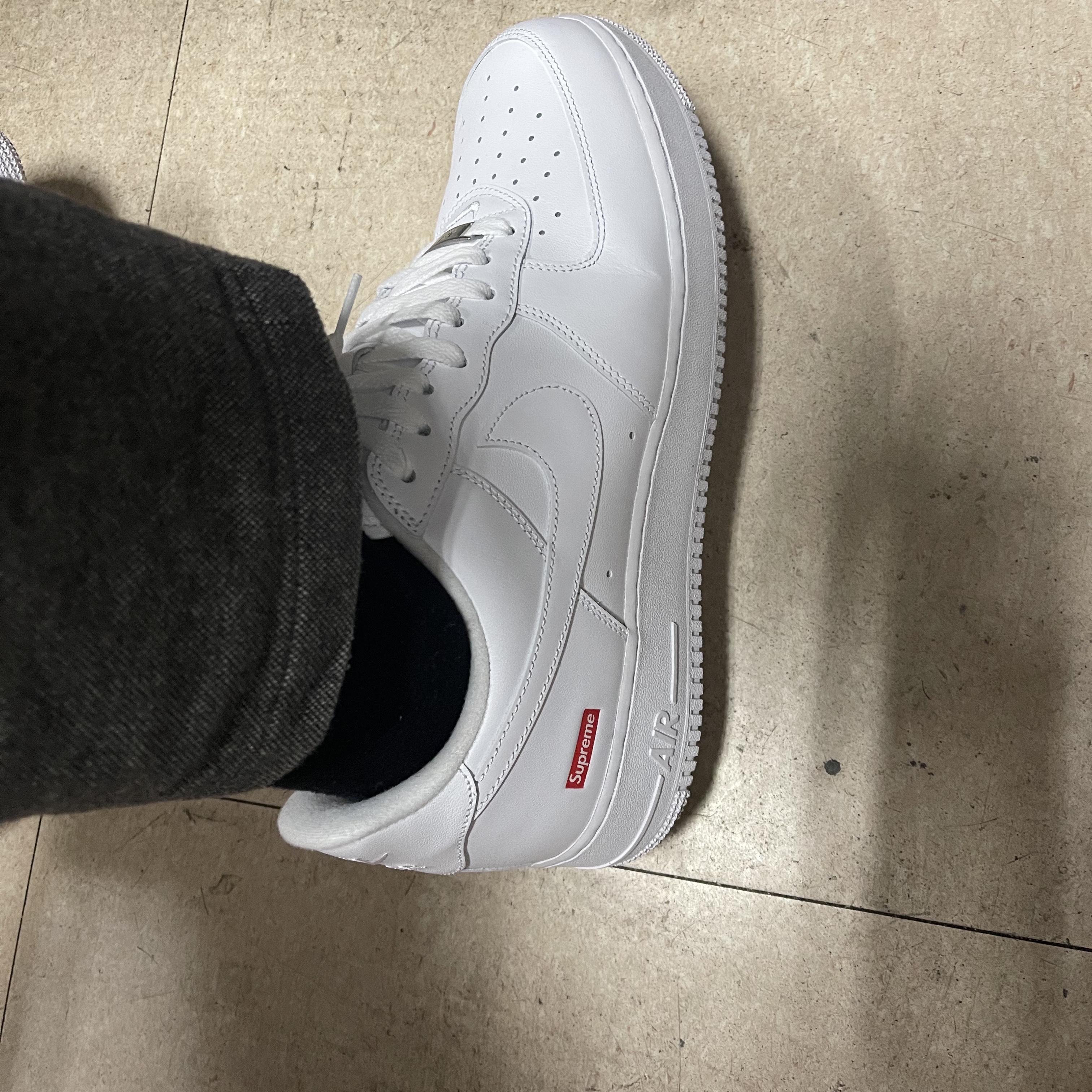 Nike x Supreme Air Force 1 Low White 착용 스타일 - 1