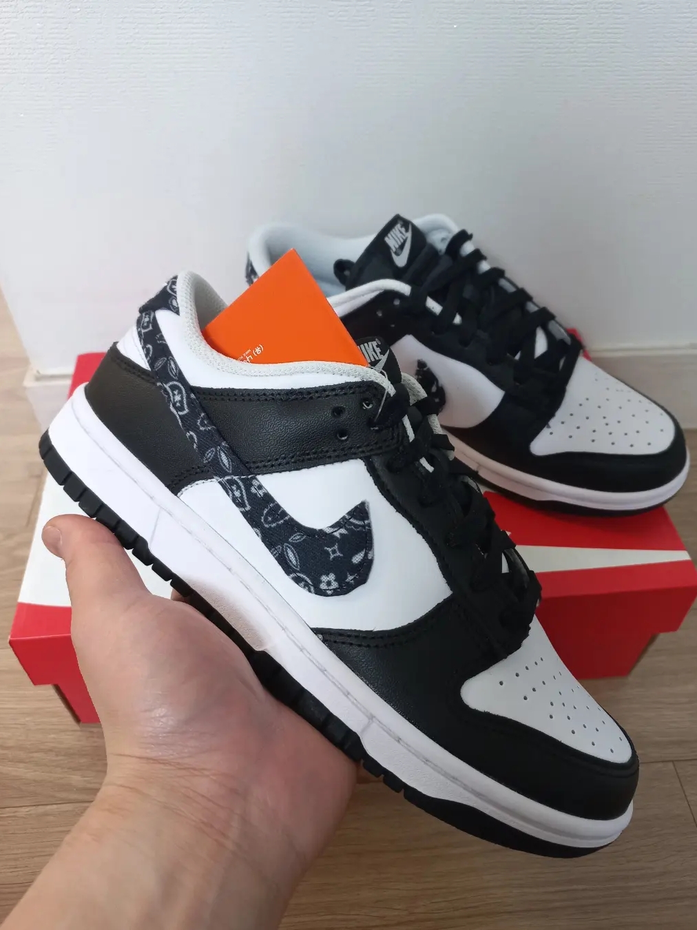 Jordan 1 Retro High OG Electro Orange, (W) Nike Dunk Low Essential Black Paisley 착용 스타일 - 2