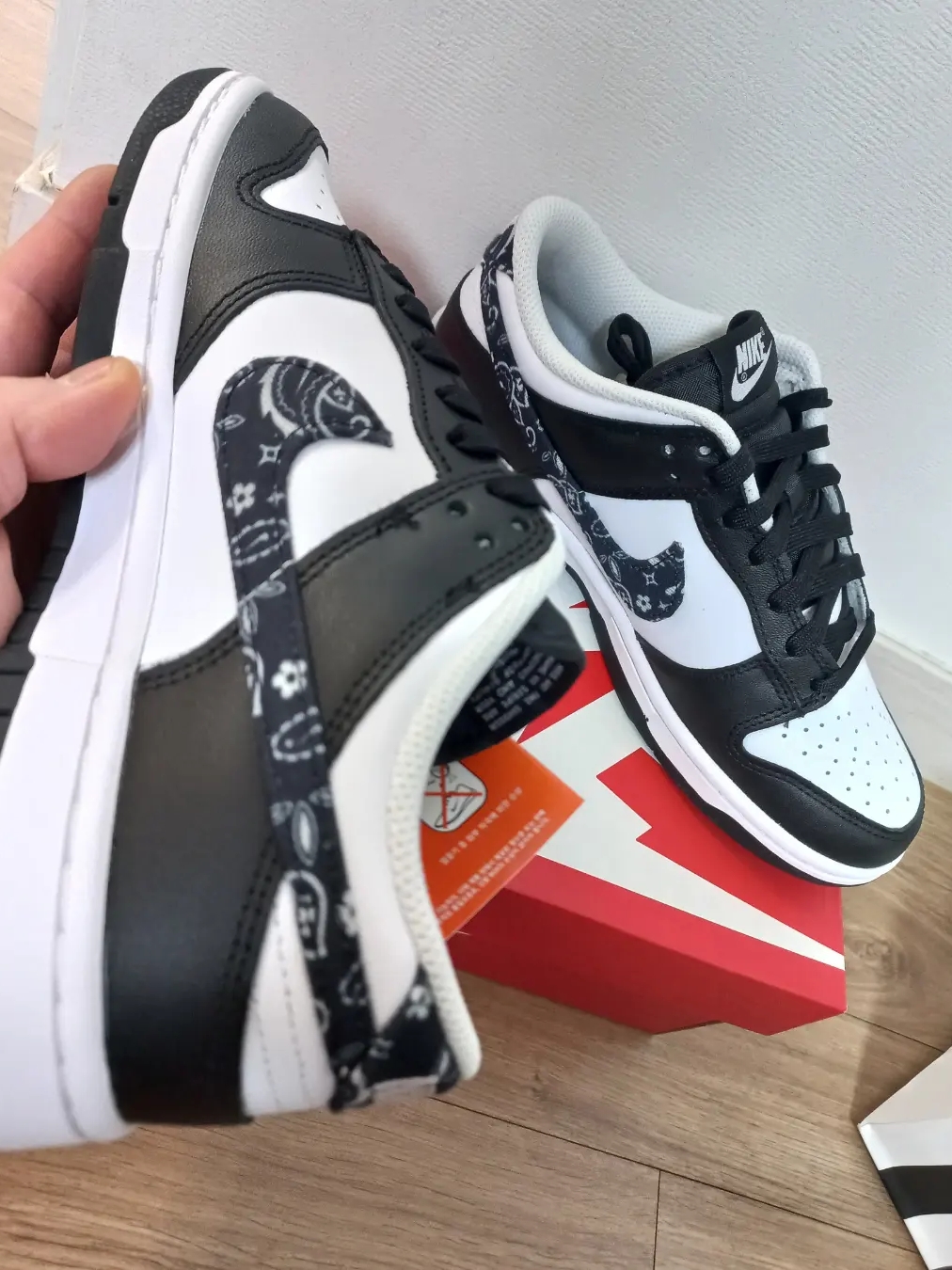 Jordan 1 Retro High OG Electro Orange, (W) Nike Dunk Low Essential Black Paisley 착용 스타일 - 4