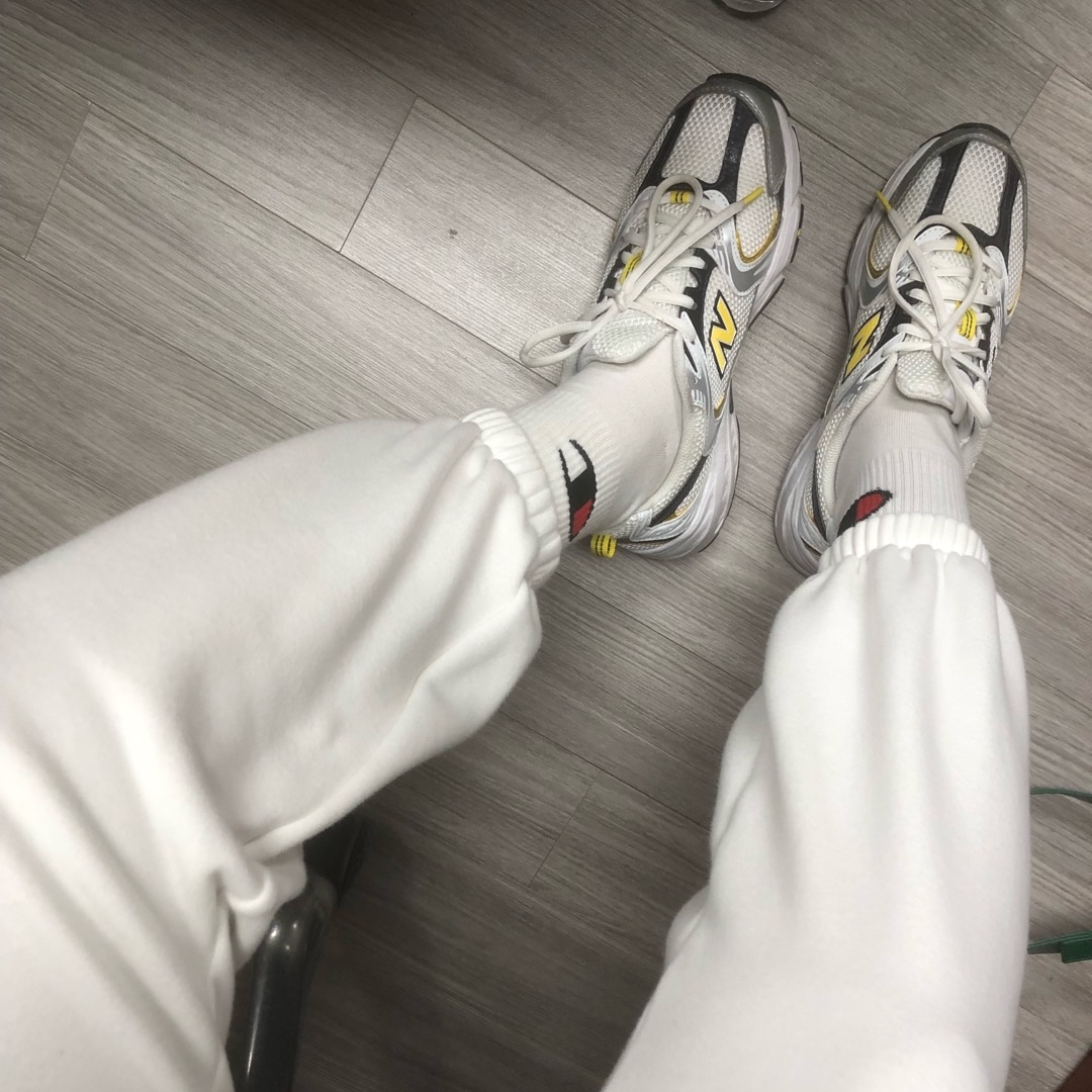 New Balance 530 White Yellow 착용 스타일 - 1