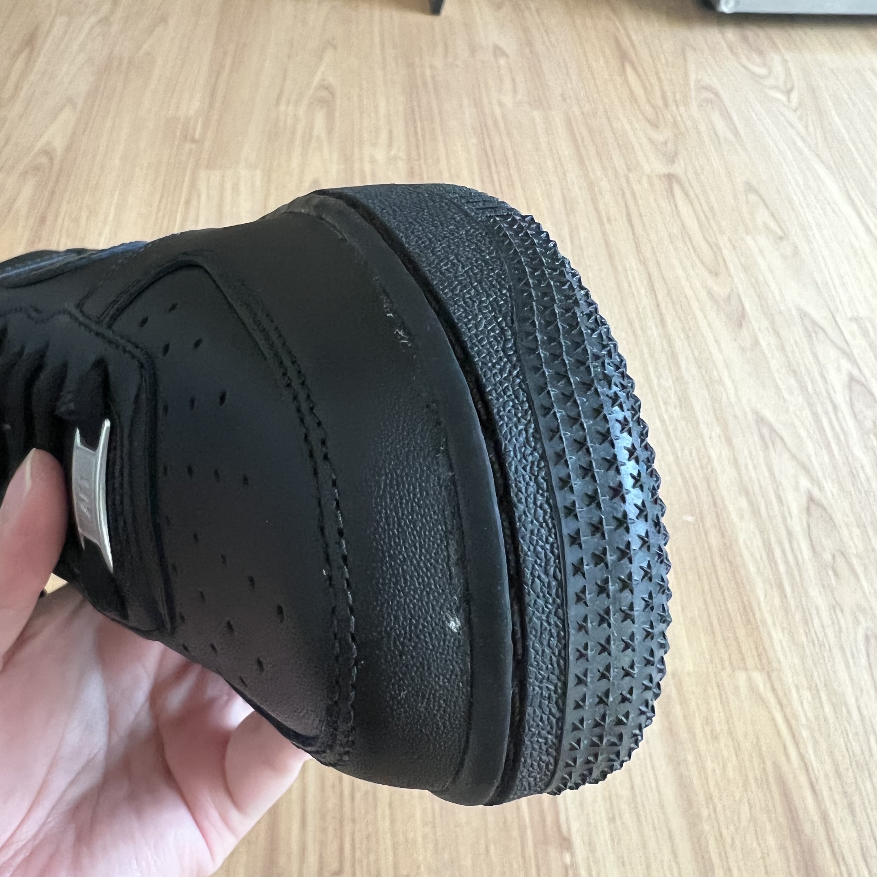 Nike Air Force 1 '07 Low Triple Black 착용 스타일 - 3