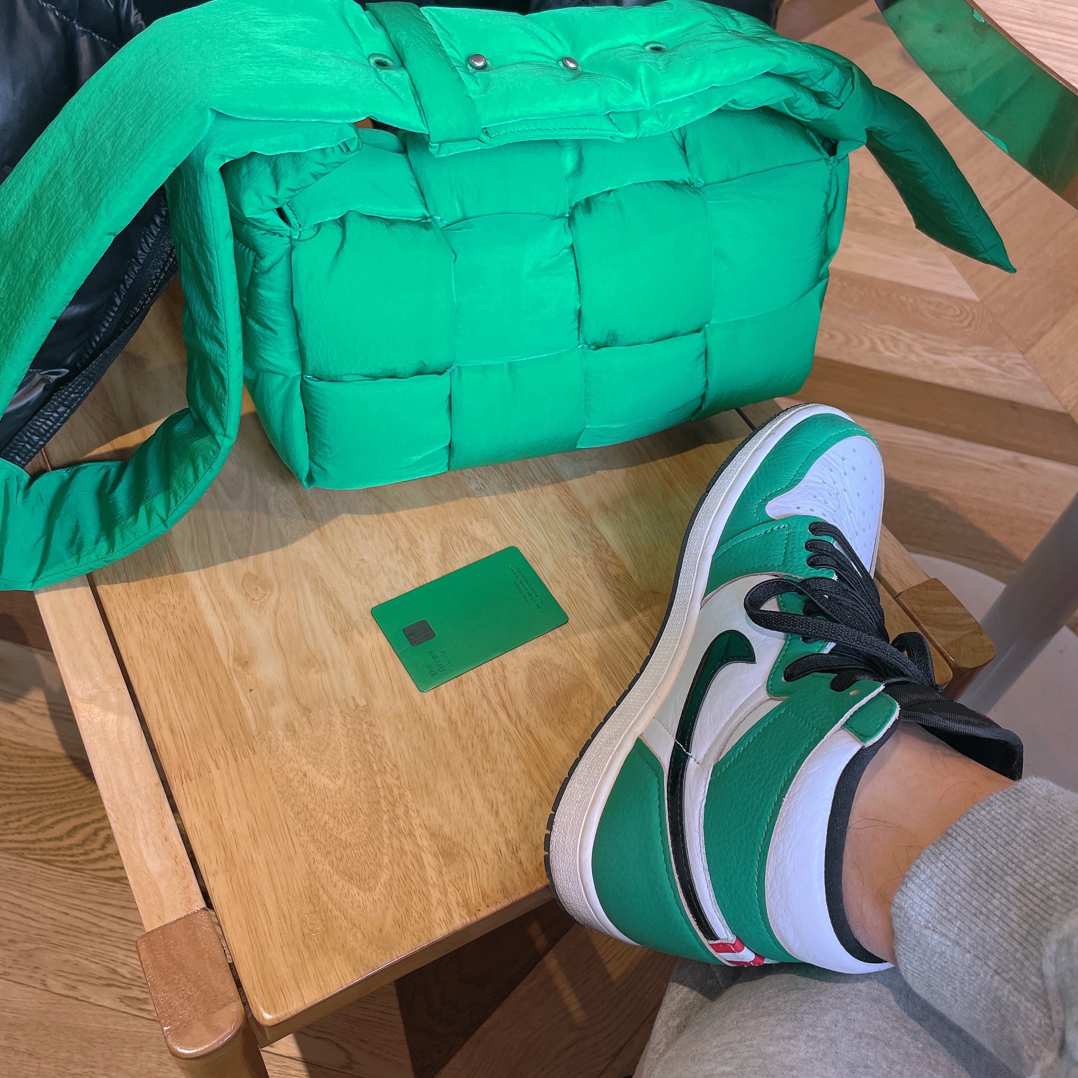 Bottega Veneta Padded Tech Cassette Parakeet, (W) Jordan 1 Retro High OG Lucky Green 착용 스타일
