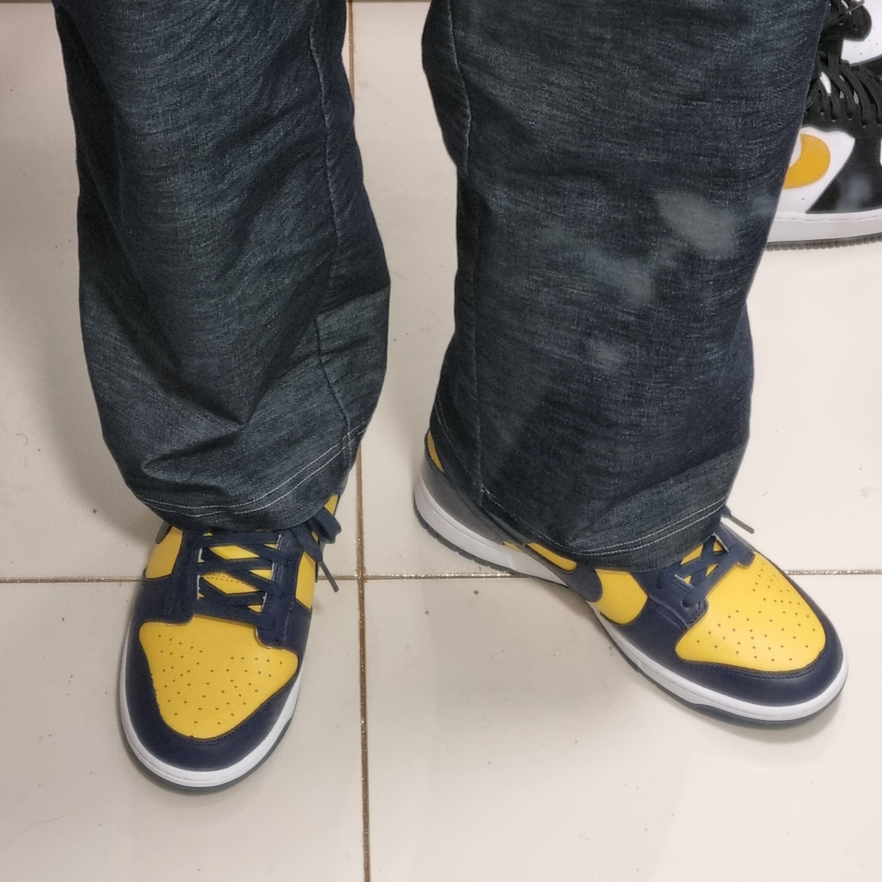 Nike Air Force 1 '07 LV8 Athletic Club Black Dark Sulfur, Nike Dunk Low Retro Varsity Maize 착용 스타일